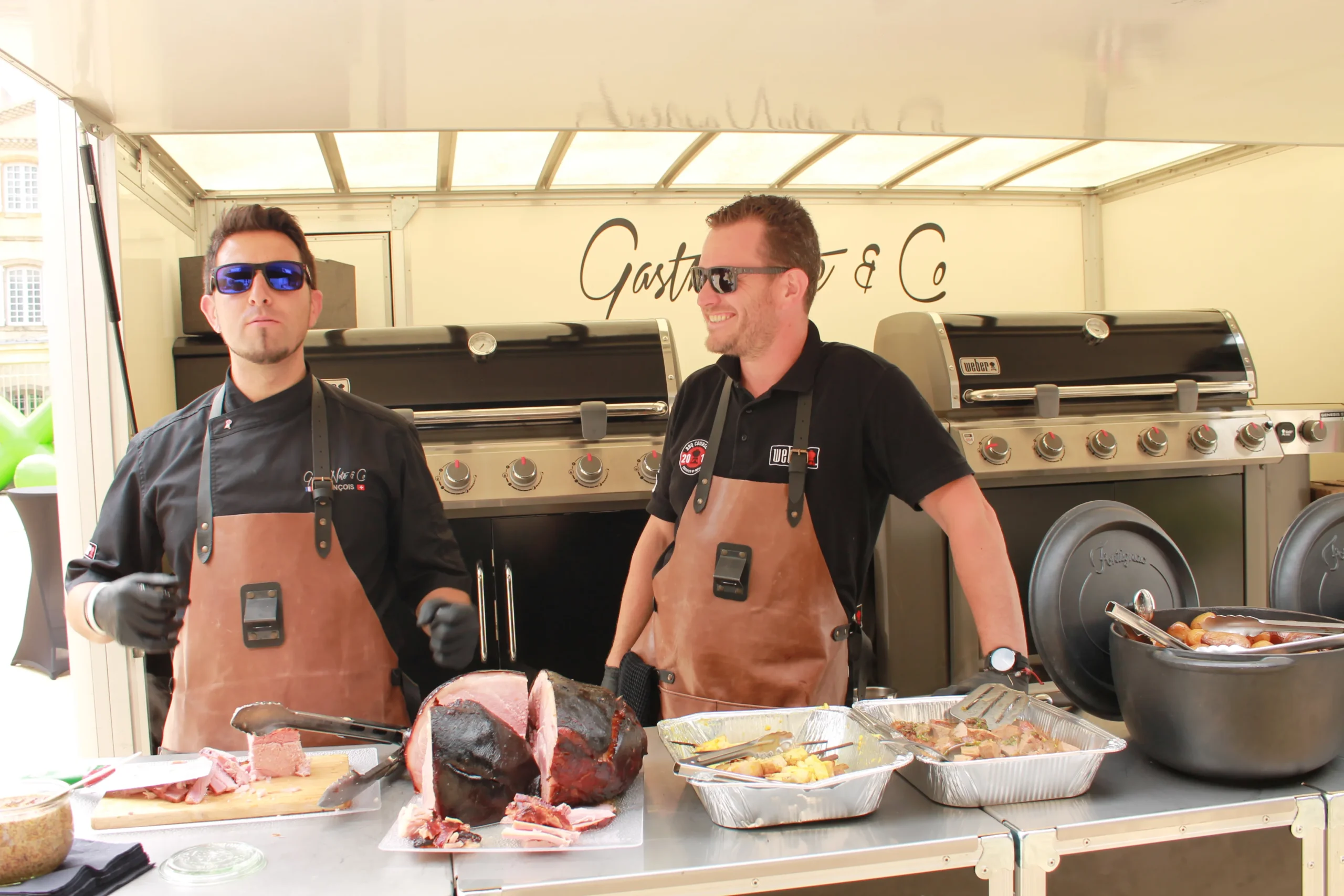 Food truck rental Montreal outdoor service Vieux-Port corporate teams gathered in a circle · INNOV'events