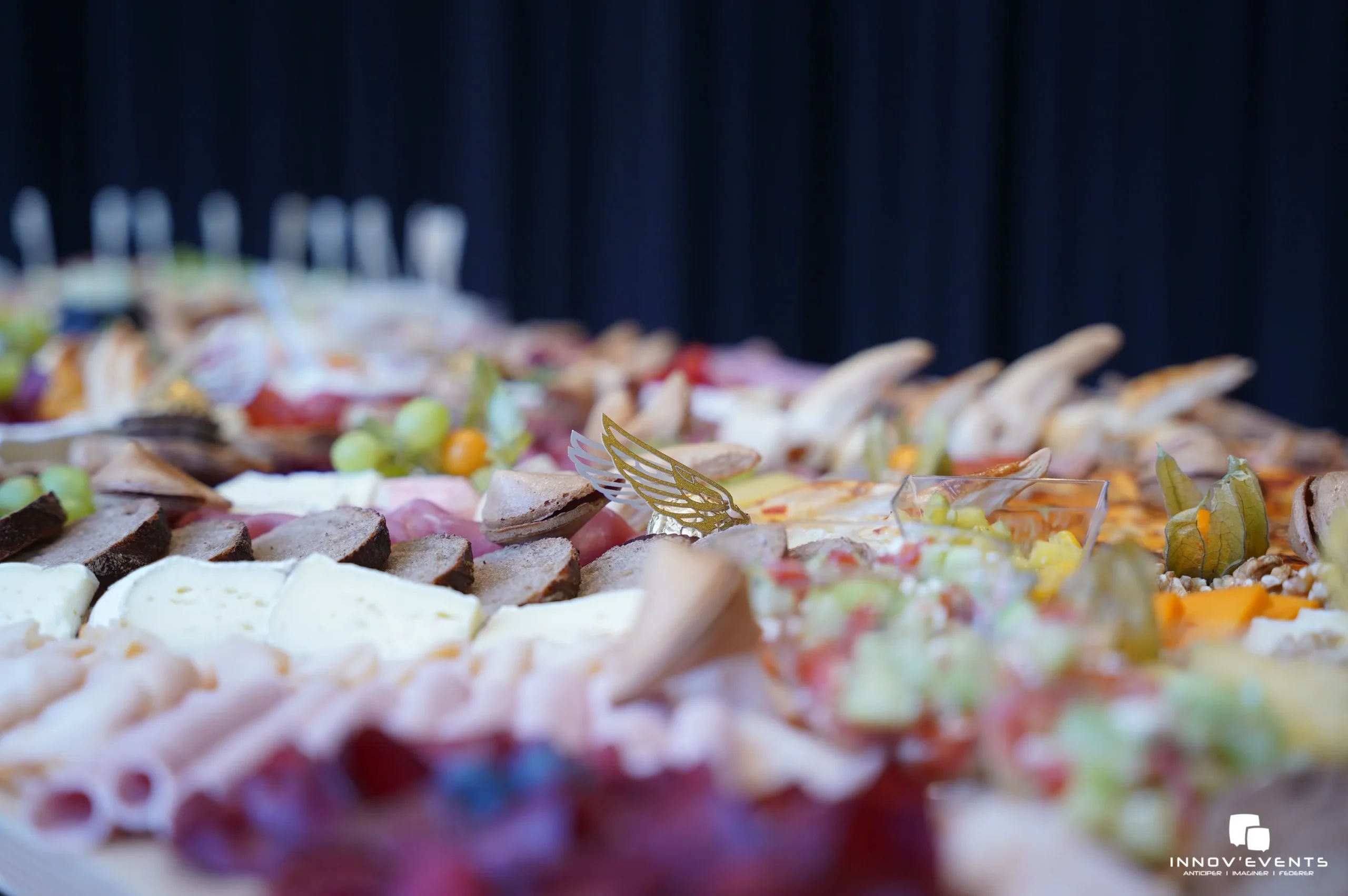 Event buffet Quebec local products Vieux-Québec vaulted room · INNOV'events
