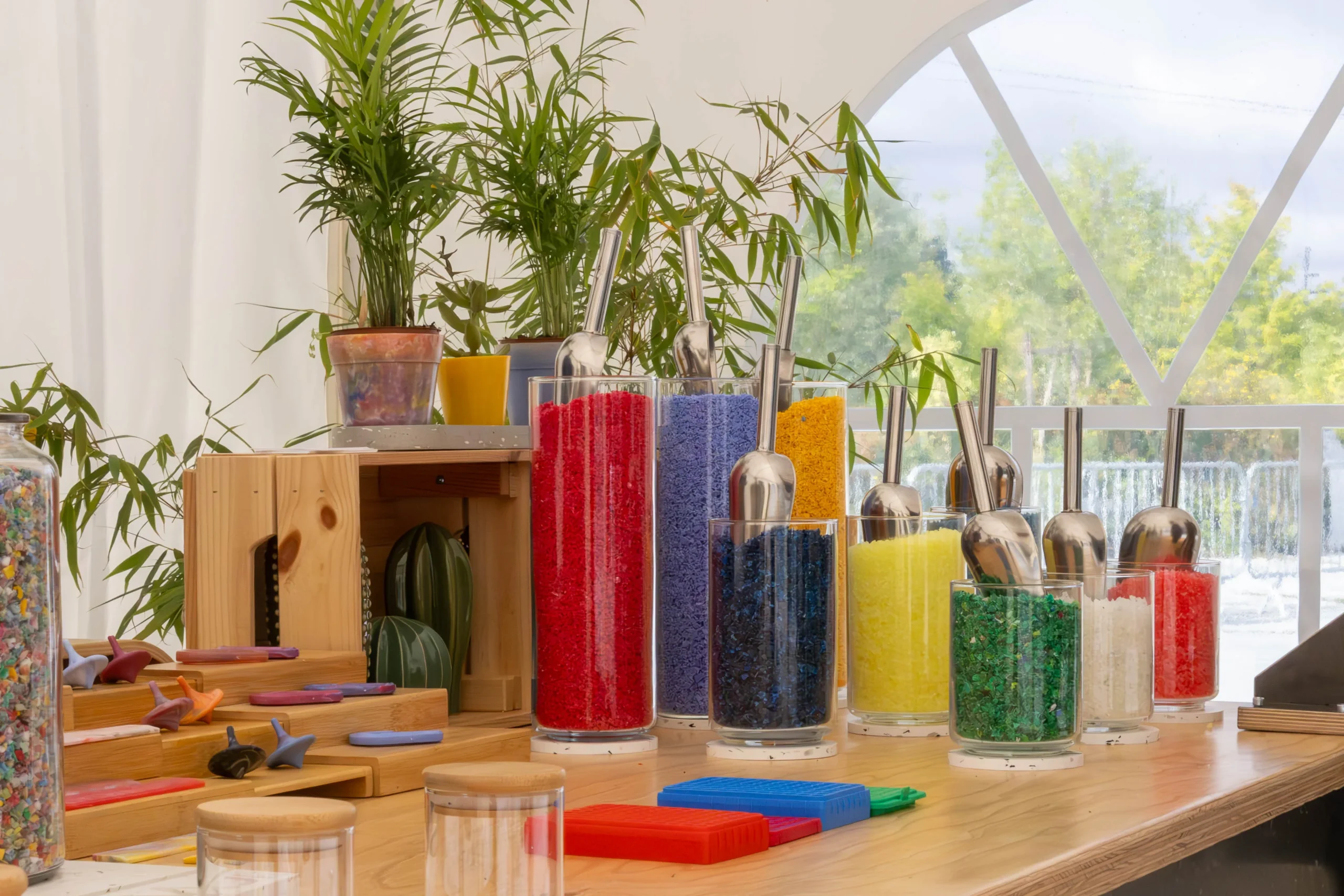 Perfume-making workshop in Laval, group in a bright room overlooking the Rivière-des-Prairies · INNOV'events