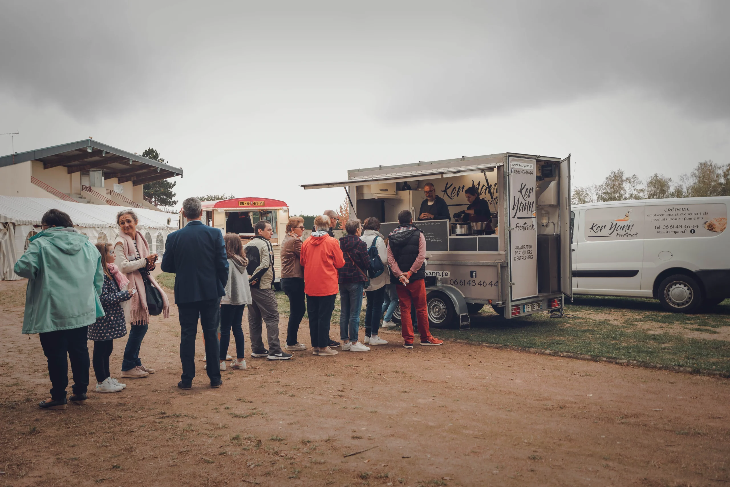 Corporate food truck in Laval, teams gathered outdoors along the Rivière des Prairies · INNOV'events event planning