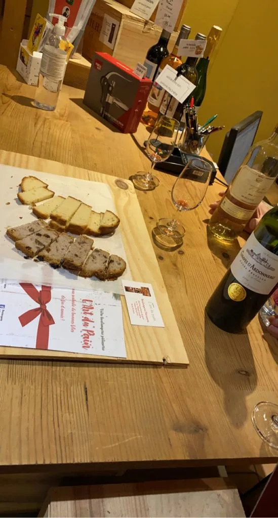 Guided wine tasting in Quebec sommelier with corporate group · INNOV'events
