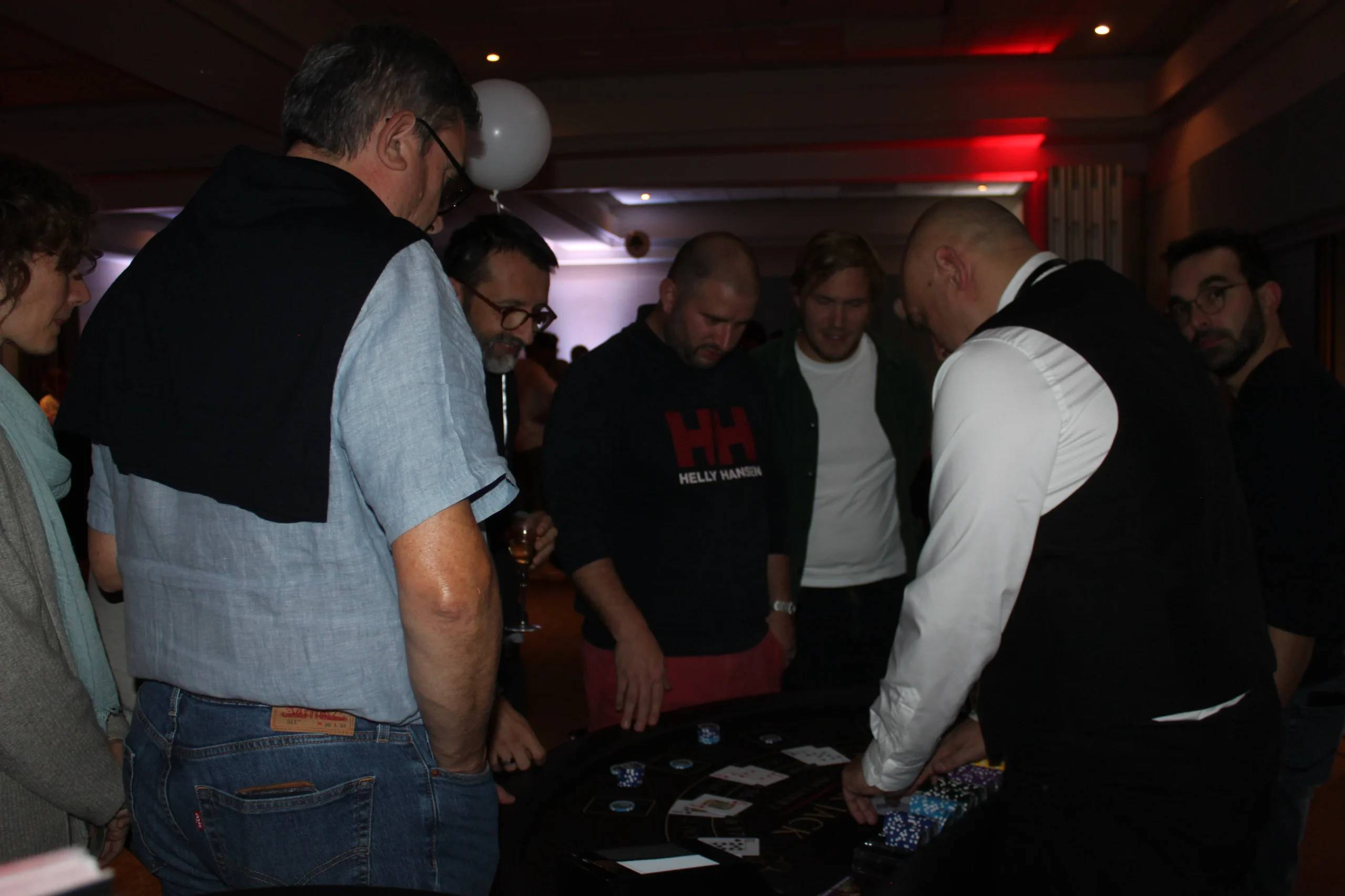 Casino night cocktail reception in Quebec with a festive atmosphere at gaming stations · INNOV'events
