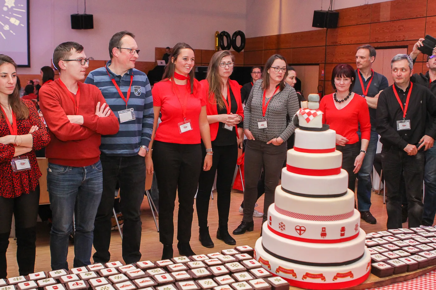 Corporate anniversary in Montreal Vieux-Port reception hall with decorated round tables · INNOV'events event planning