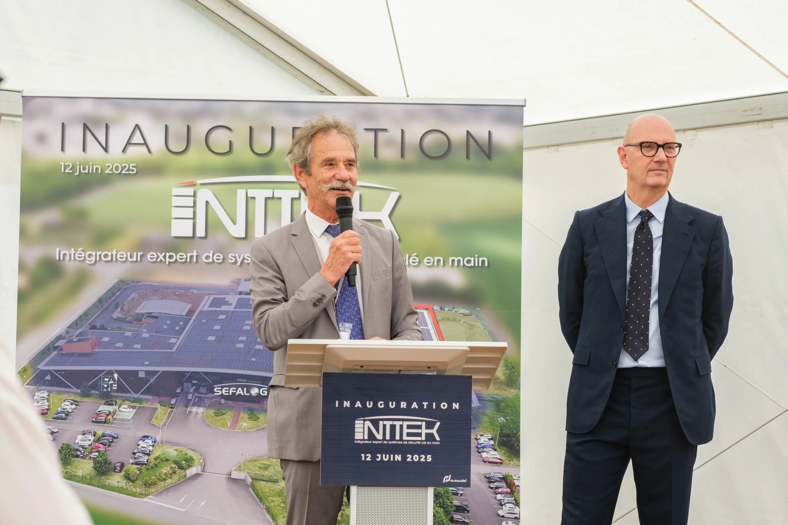 Ouverture officielle Laval extérieur Centropolis participants devant façade · INNOV'events