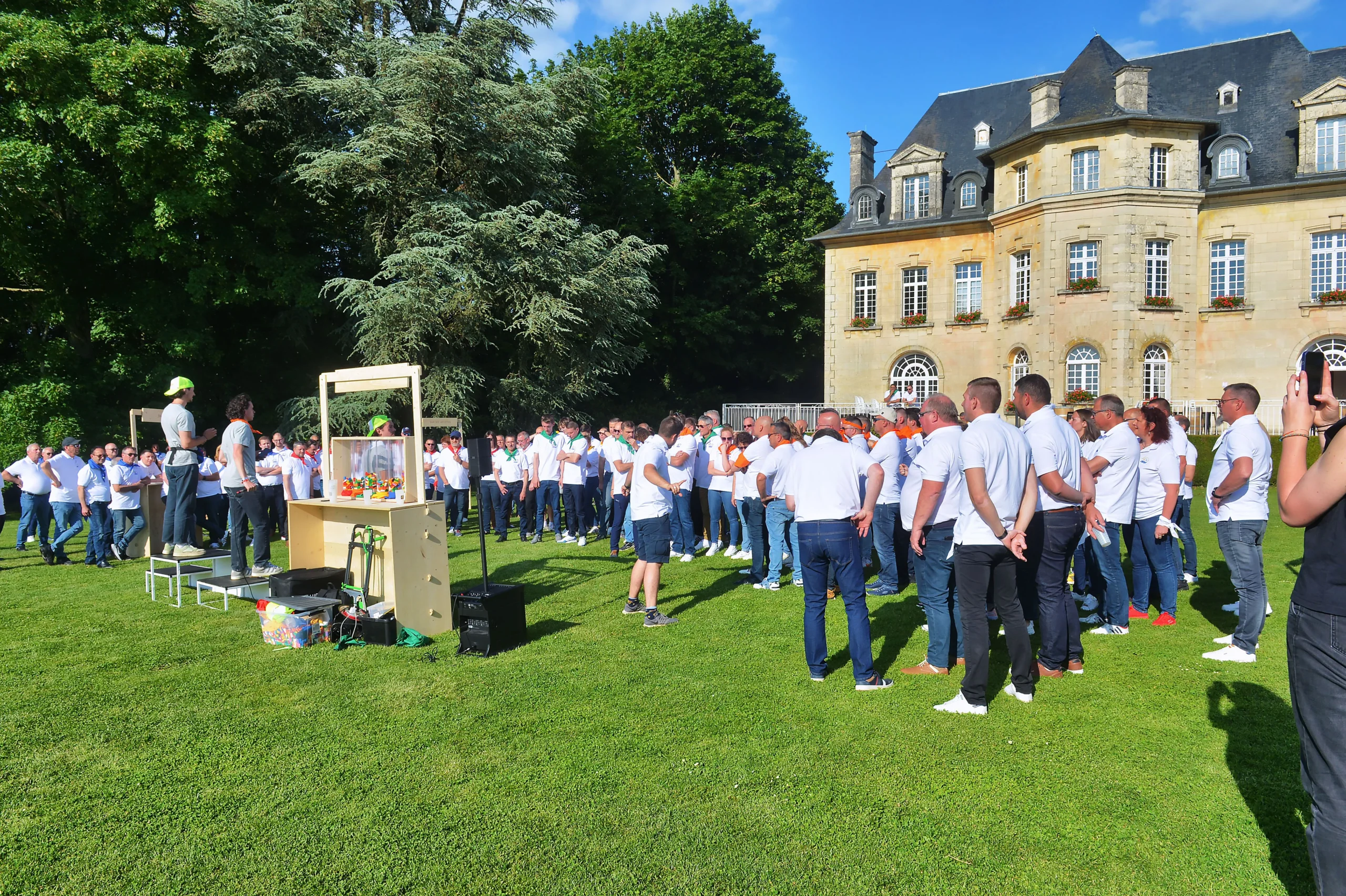 Executive committee challenge world record attempt Laval privatized venue small group · INNOV'events