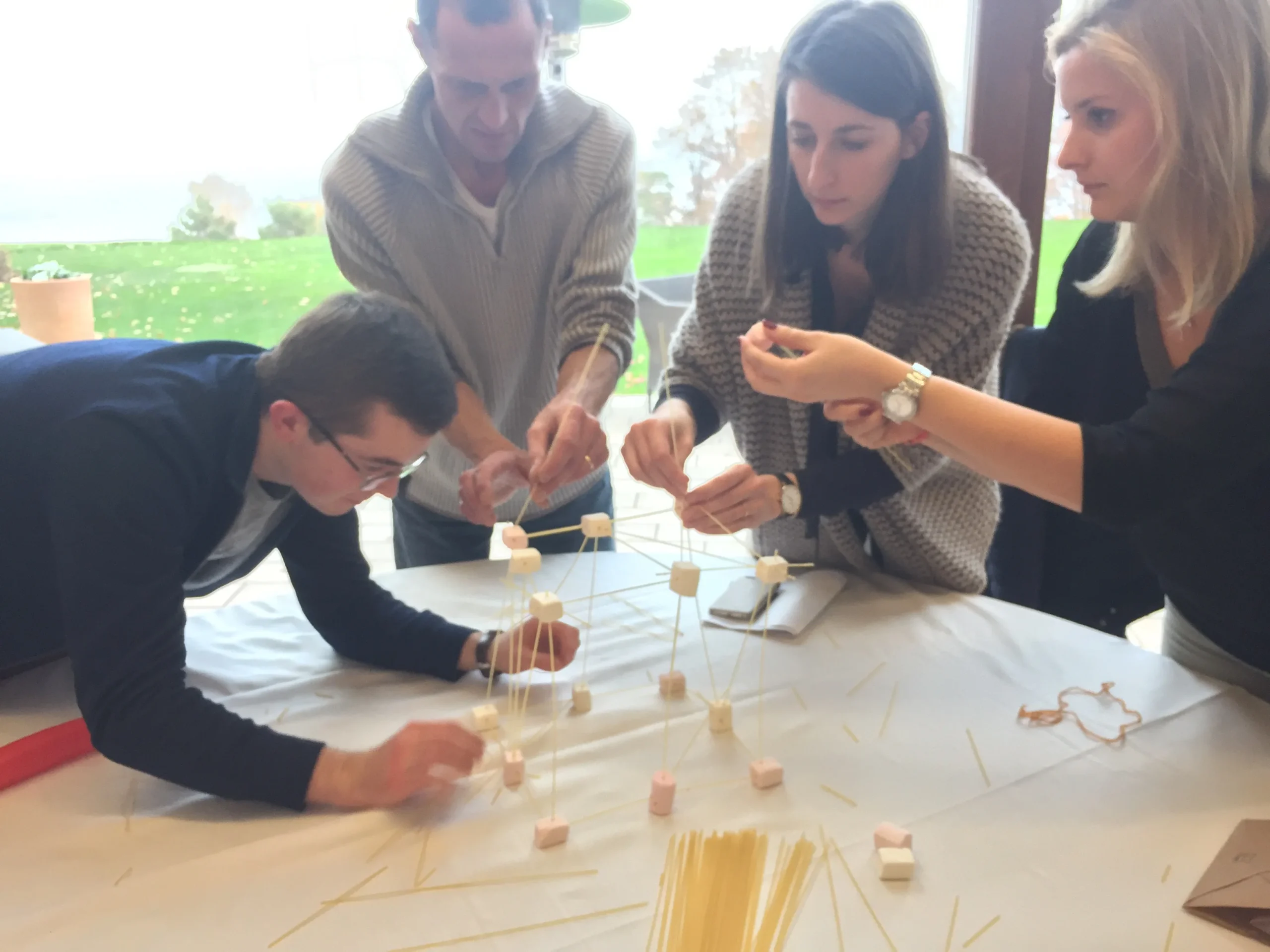 Activité de consolidation plein air au Québec, équipe en défi sportif en forêt · INNOV'events