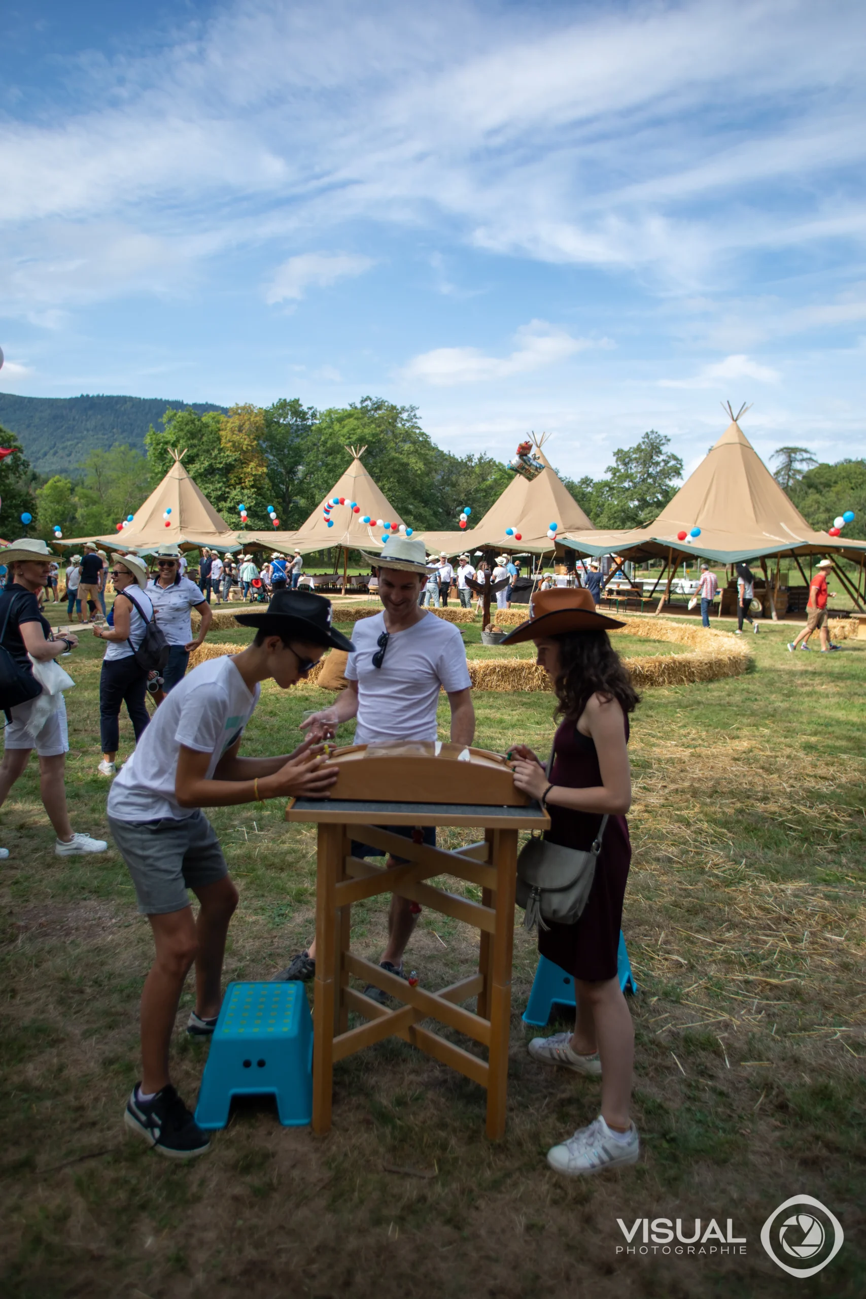 Giant inflatable games sports challenge Laval trophy presentation host · INNOV'events