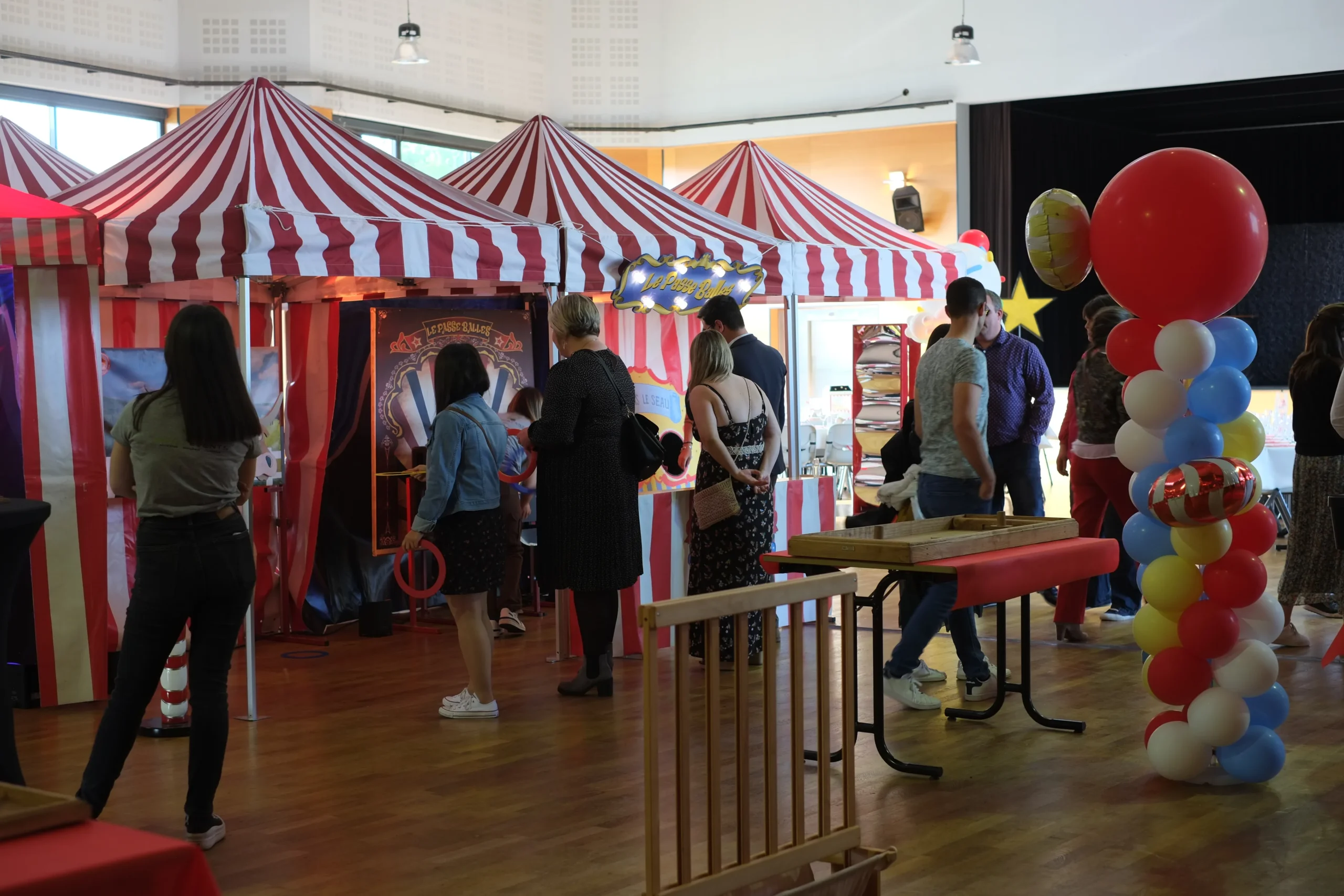 Corporate carnival Montreal employees at outdoor midway skill games · INNOV'events