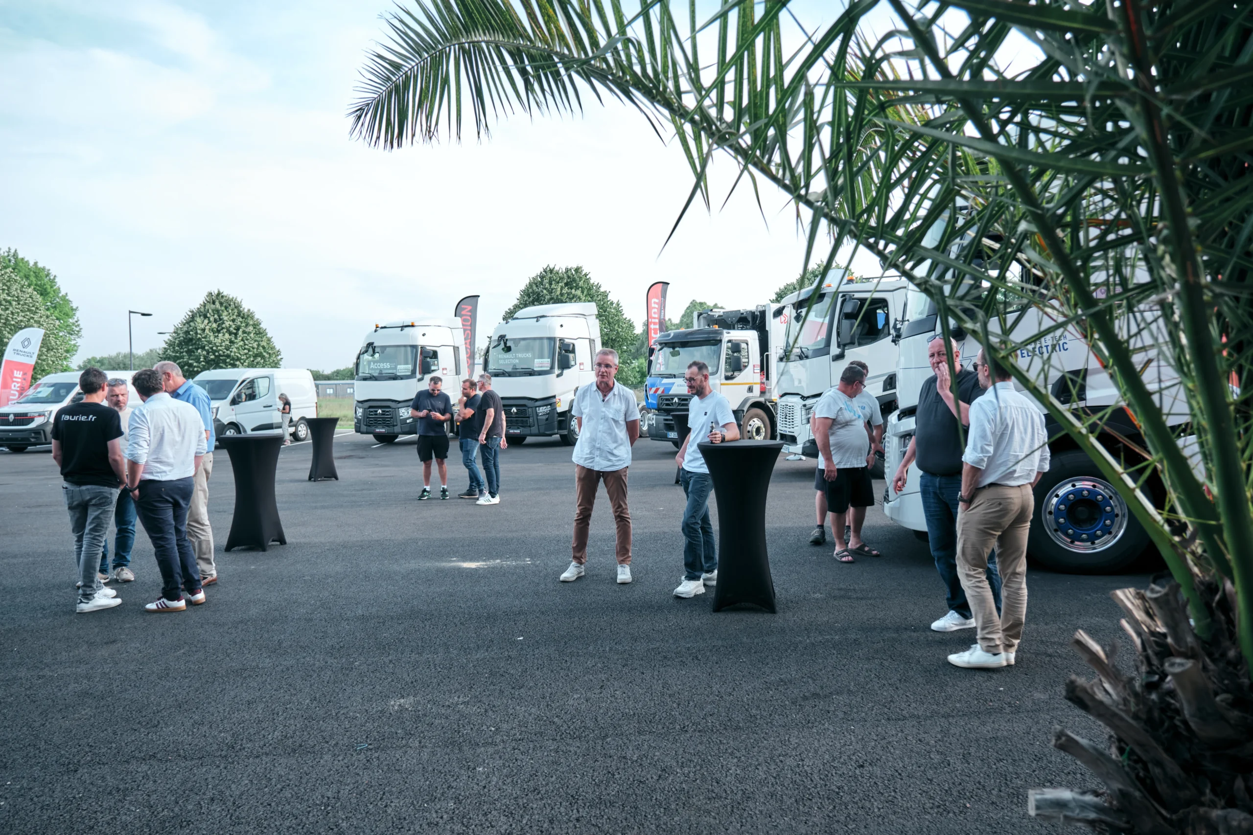 Transport navette Laval autocar corporatif boulevard Saint-Martin crépuscule · INNOV'events
