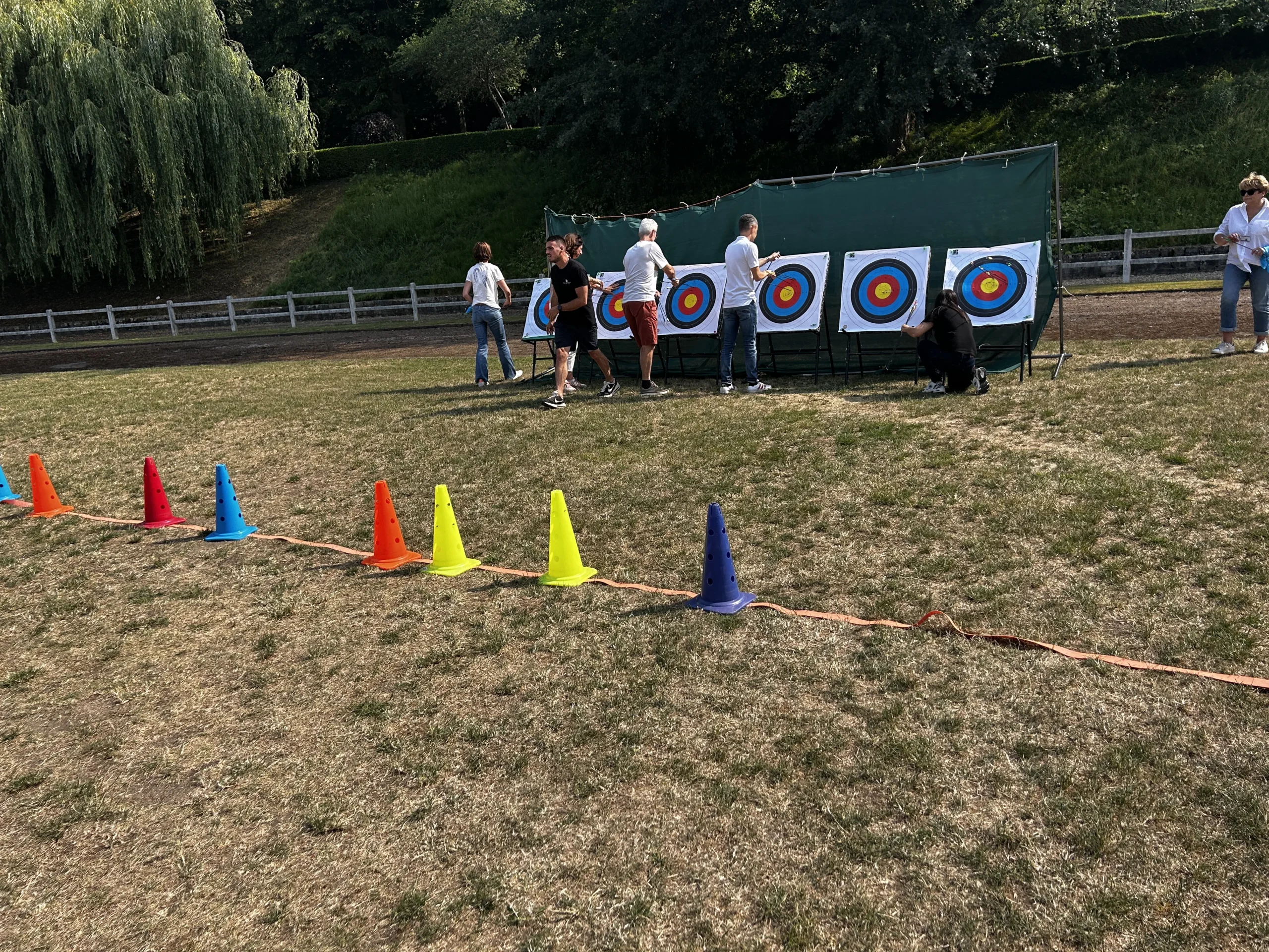 Corporate archery Trois-Rivieres instructor guiding a beginner participant on the shooting line · INNOV'events