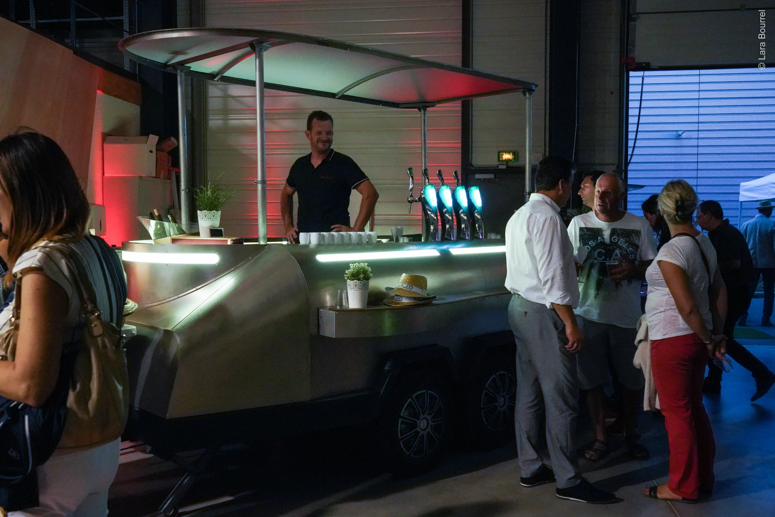 Corporate networking reception in Québec · bright venue with guests in conversation · INNOV'events