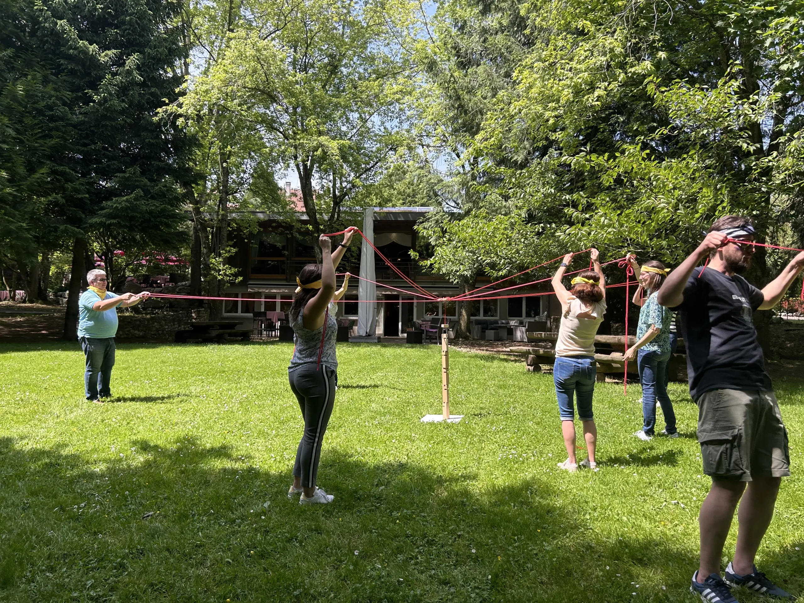Corporate team building activity in Québec, groups outdoors along the St. Lawrence River · INNOV'events
