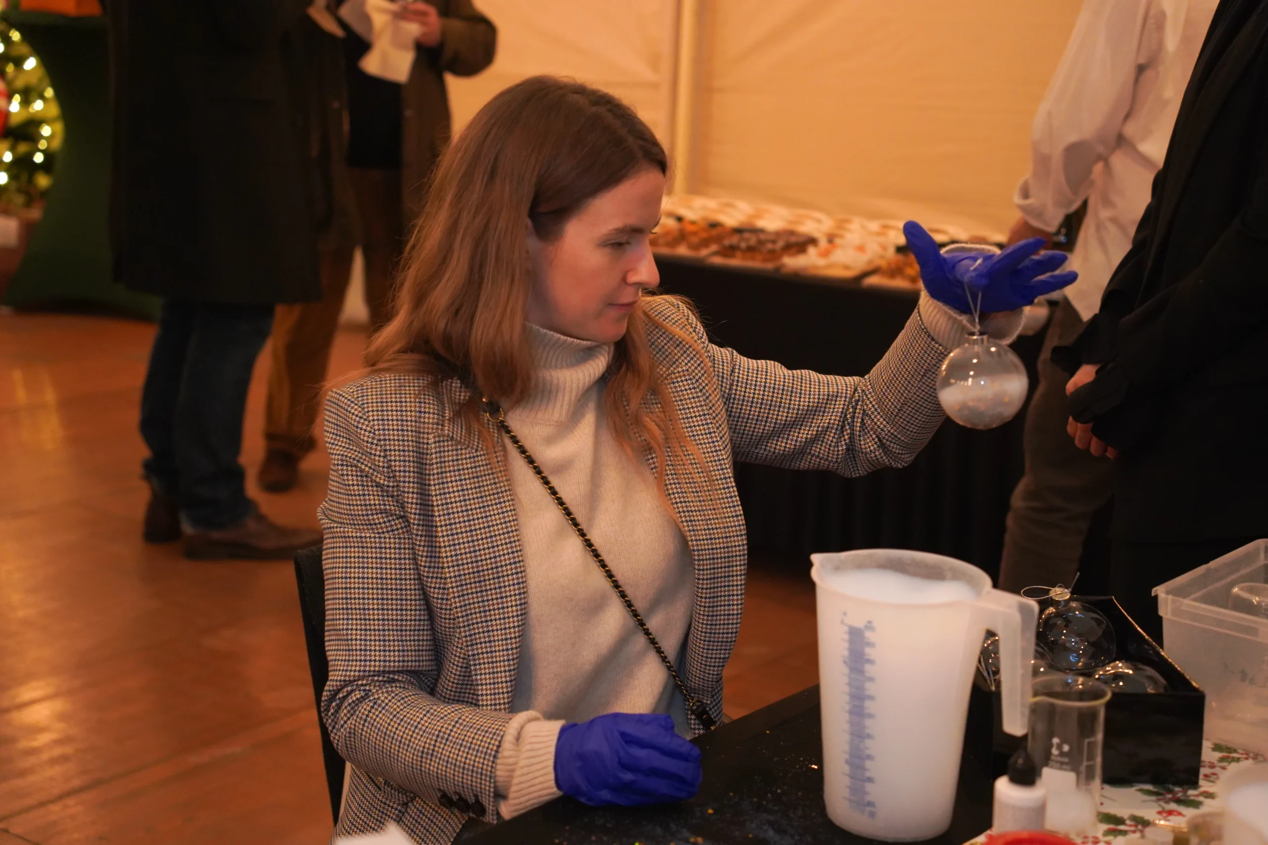 Half-day discovery perfume-making workshop in Laval, participants at the scent bar · INNOV'events