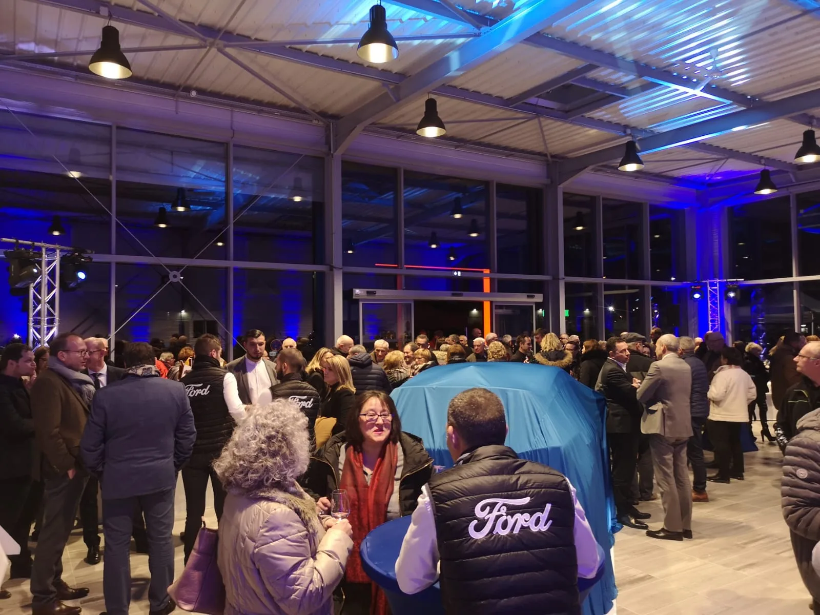 Corporate welcome valet service Montreal branded team under a hotel canopy in the evening · INNOV'events