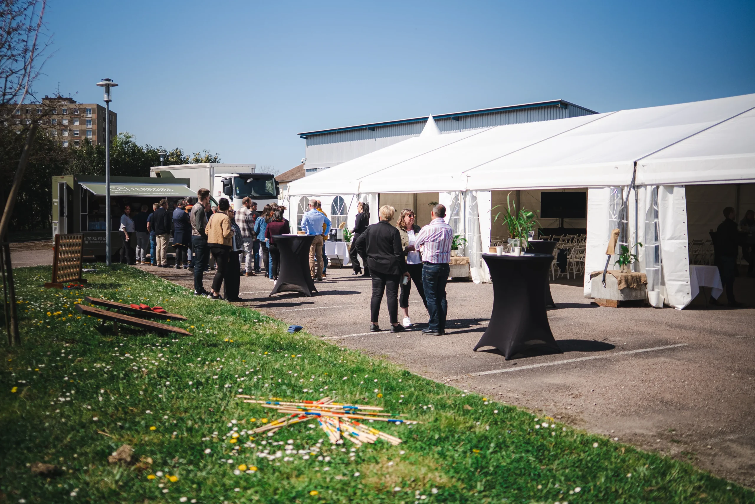 Corporate food truck in Laval, teams outdoors on Île Paton · INNOV'events