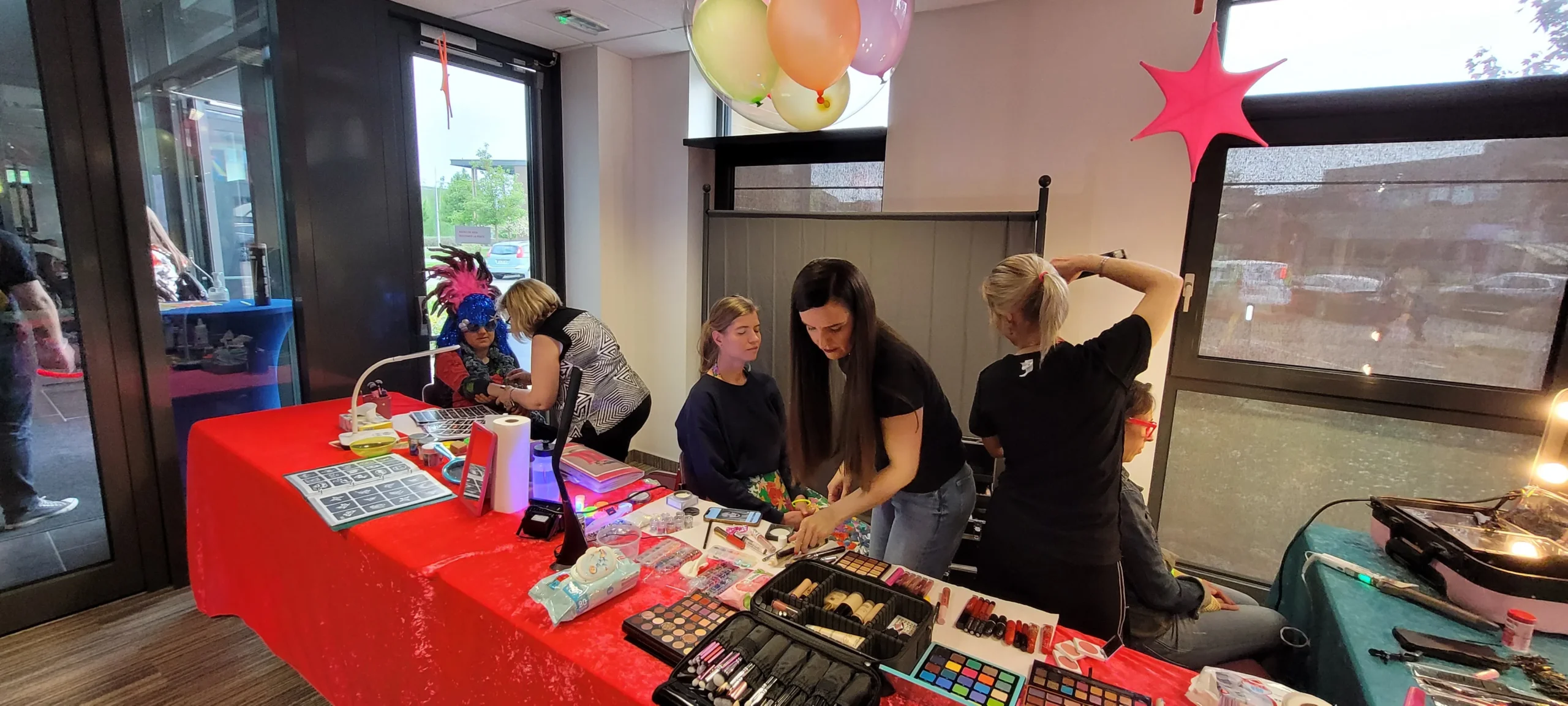 Atelier relooking corporatif Québec groupe devant miroirs Grand Salon · INNOV'events