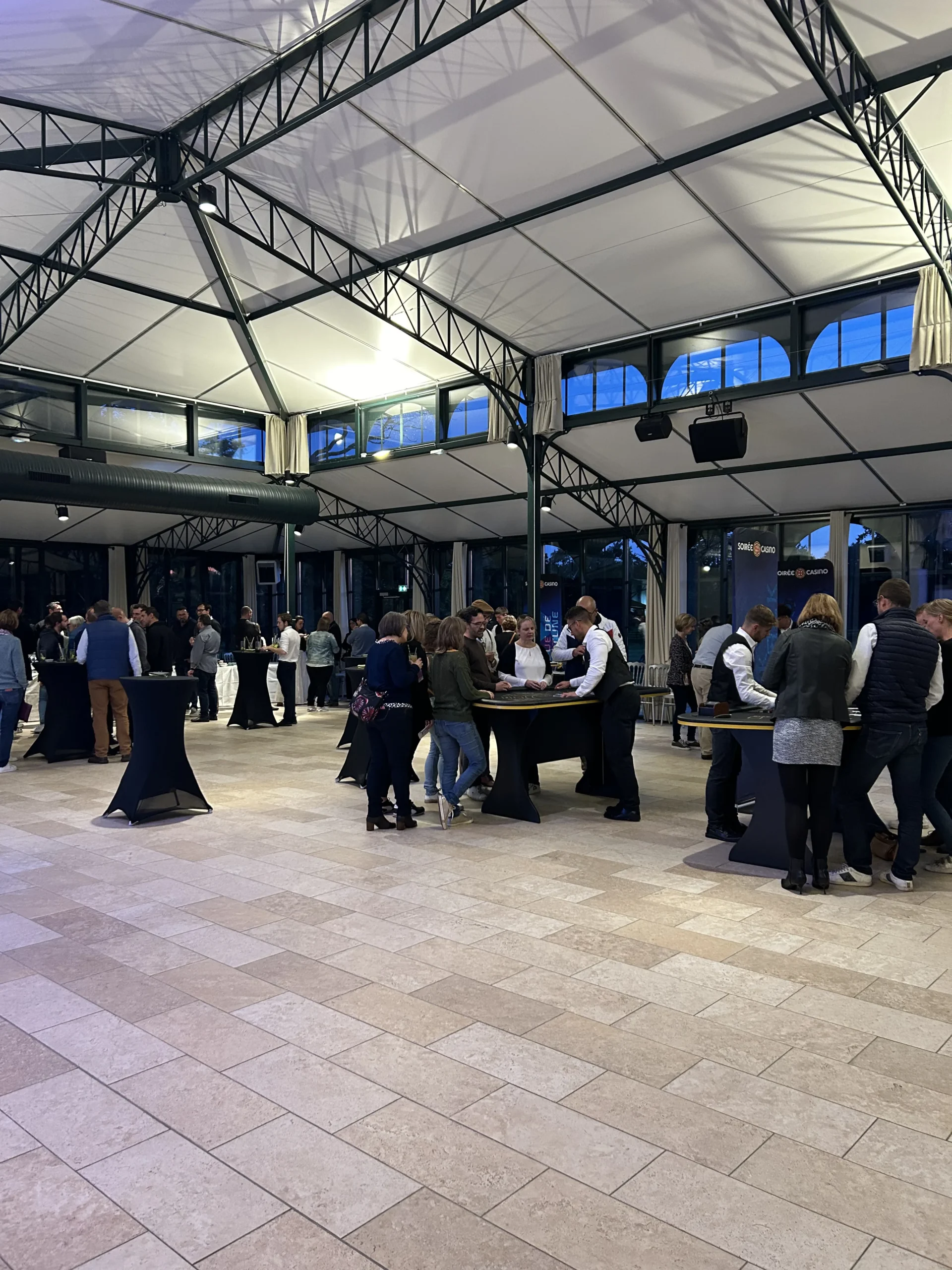 dégustation Québec sommelier versant un cidre de glace pour un groupe d'employés en salle · INNOV'events