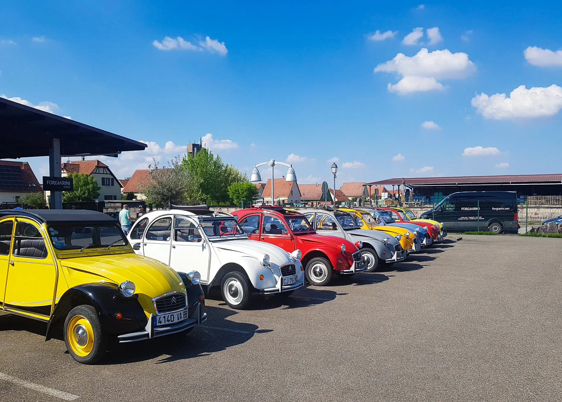 Themed gastronomic 2CV rally Montreal stop at Marché Jean-Talon · INNOV'events