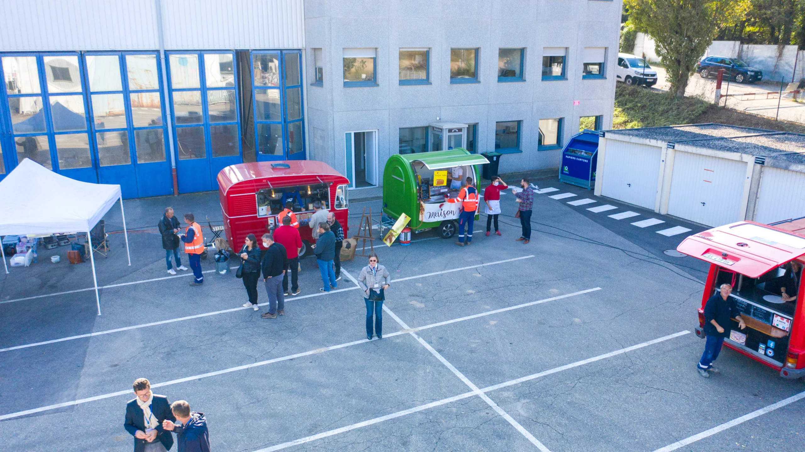 Large-group outdoor food truck service in Laval · INNOV'events