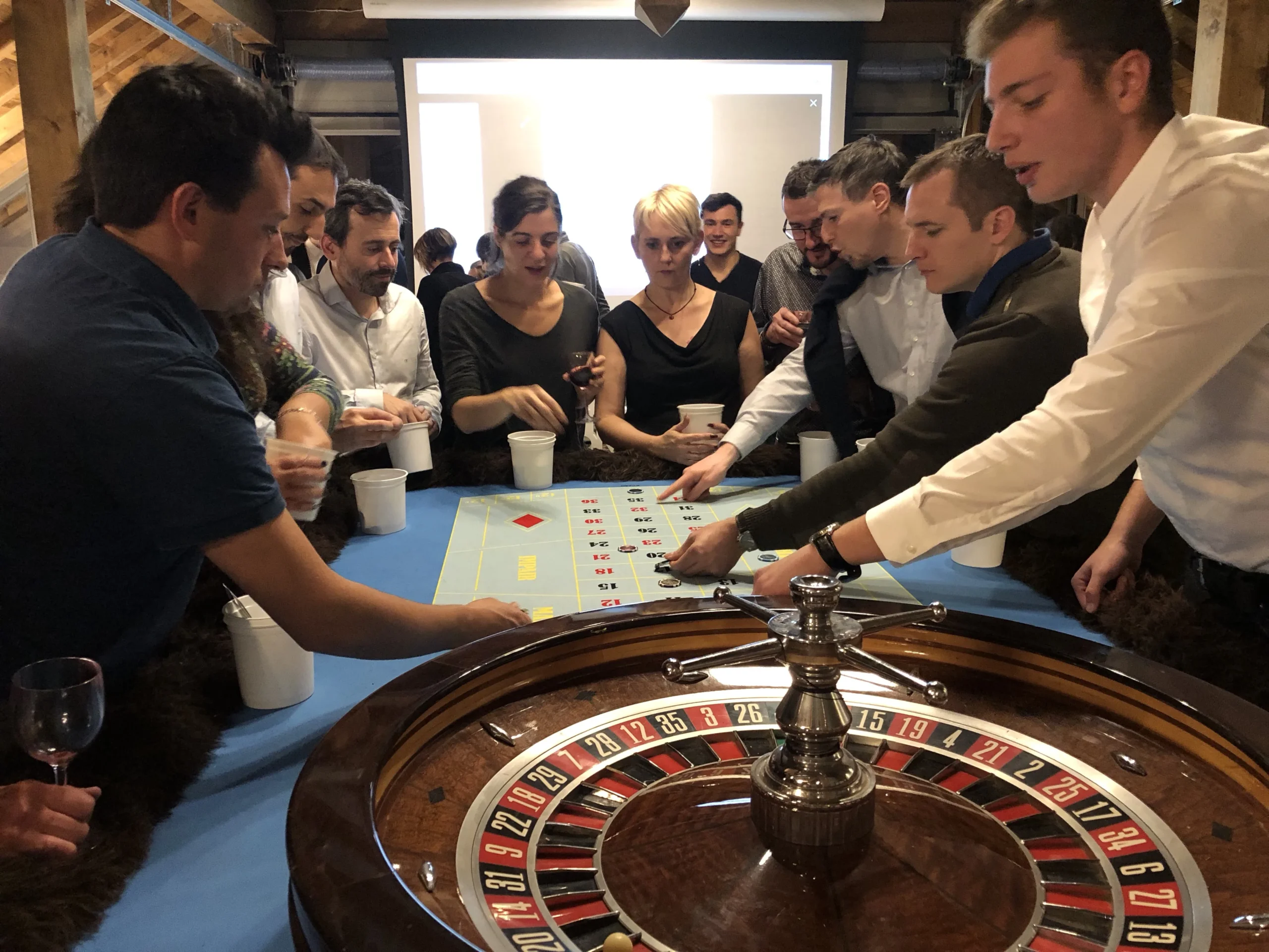 Corporate casino night in Laval professional blackjack dealer in front of a team · INNOV'events
