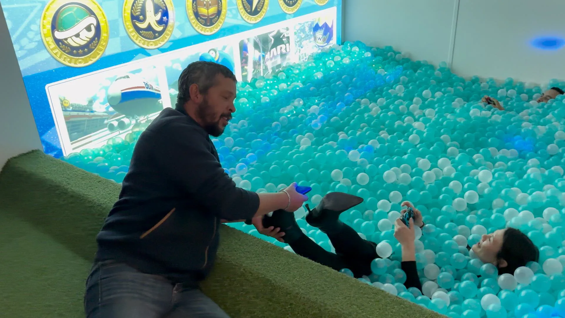 Corporate event Montreal ball pit photobooth colourful scenic lighting · INNOV'events