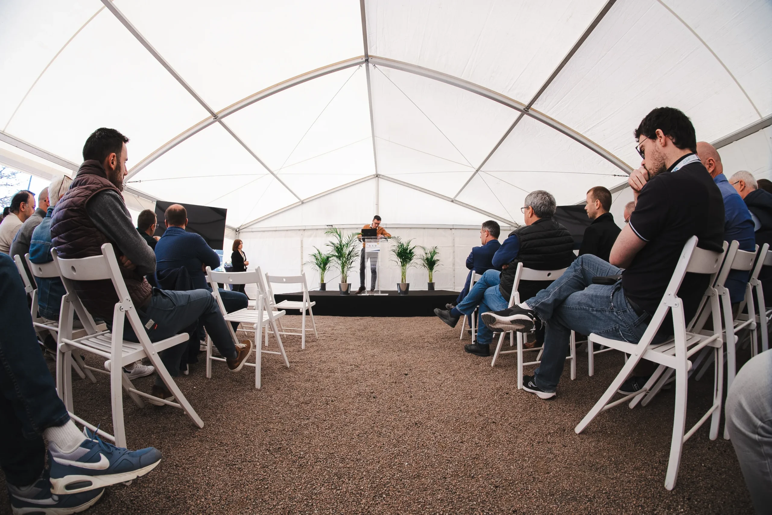 Animation dégustation Montréal sous chapiteau blanc en extérieur été · INNOV'events