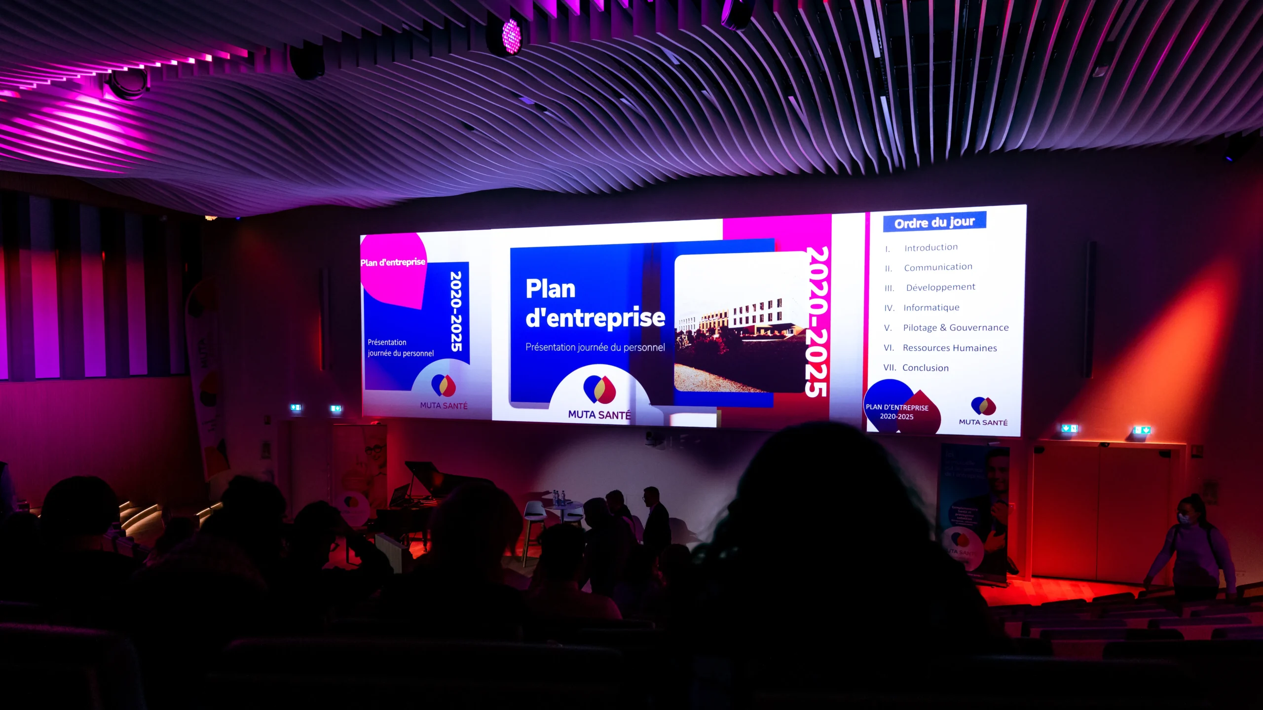 Corporate convention gala dinner in Vieux-Québec, historic stone building · INNOV'events