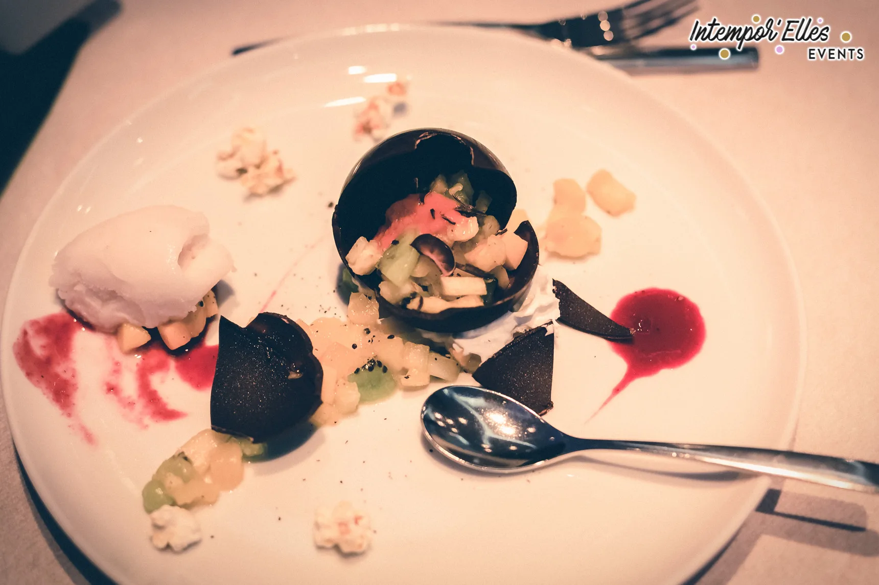 Corporate dining experience Laval gala dinner evening privatized room soft lighting · INNOV'events