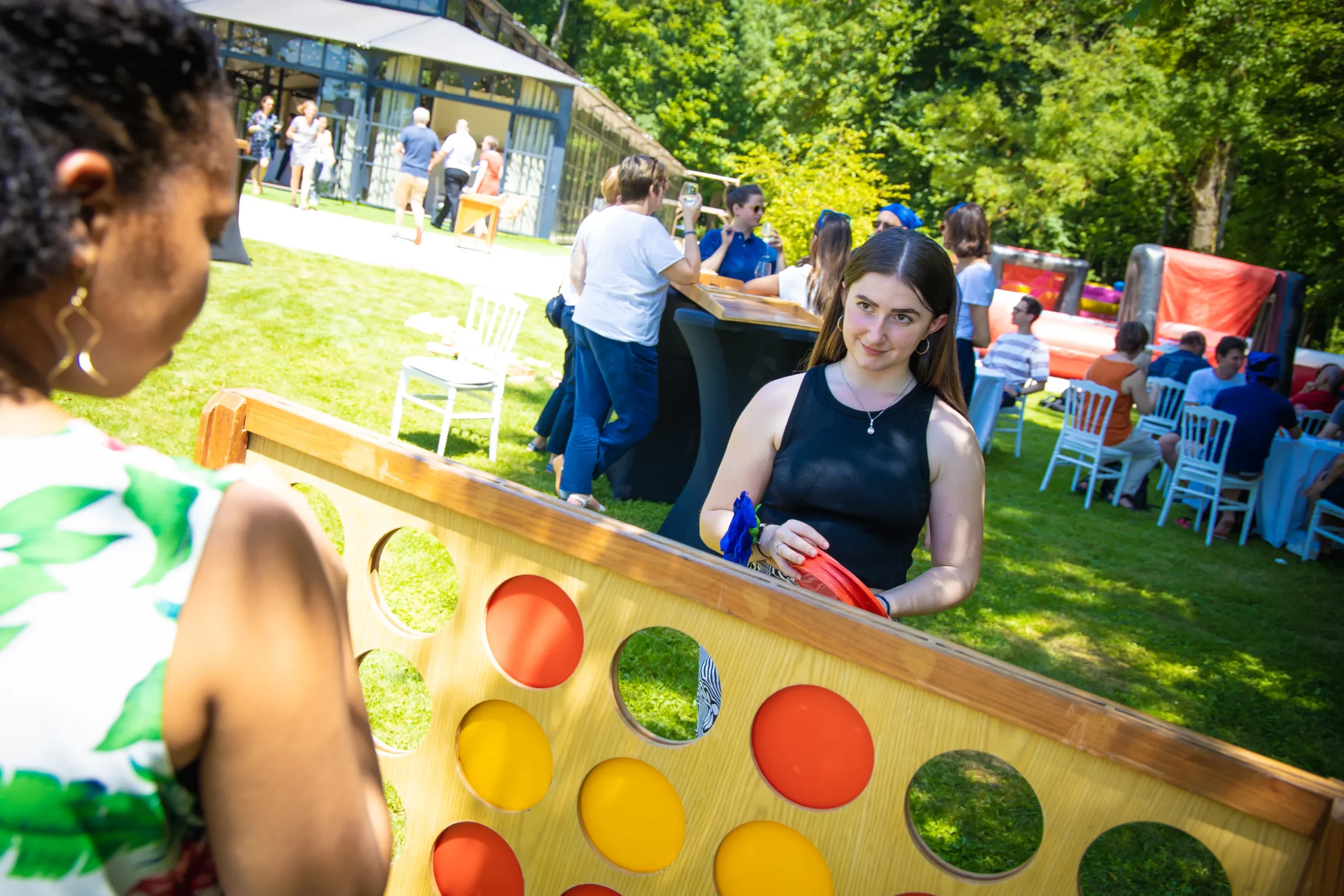 Jeux géants entreprise Montréal station Jenga géant équipes en action parc · INNOV'events