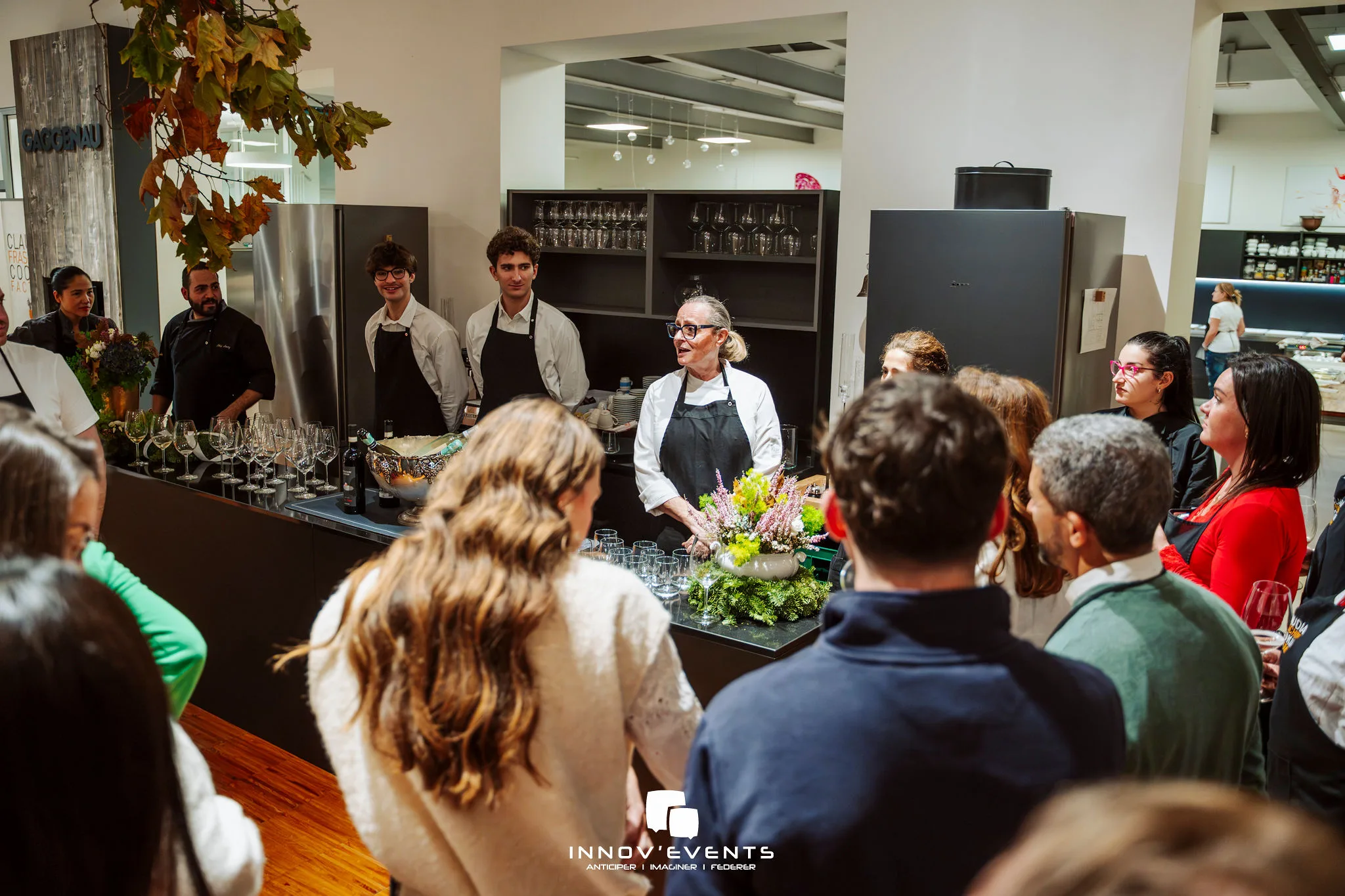 Atelier dégustation cidres artisanaux Île d'Orléans employés en cercle autour d'un producteur · INNOV'events