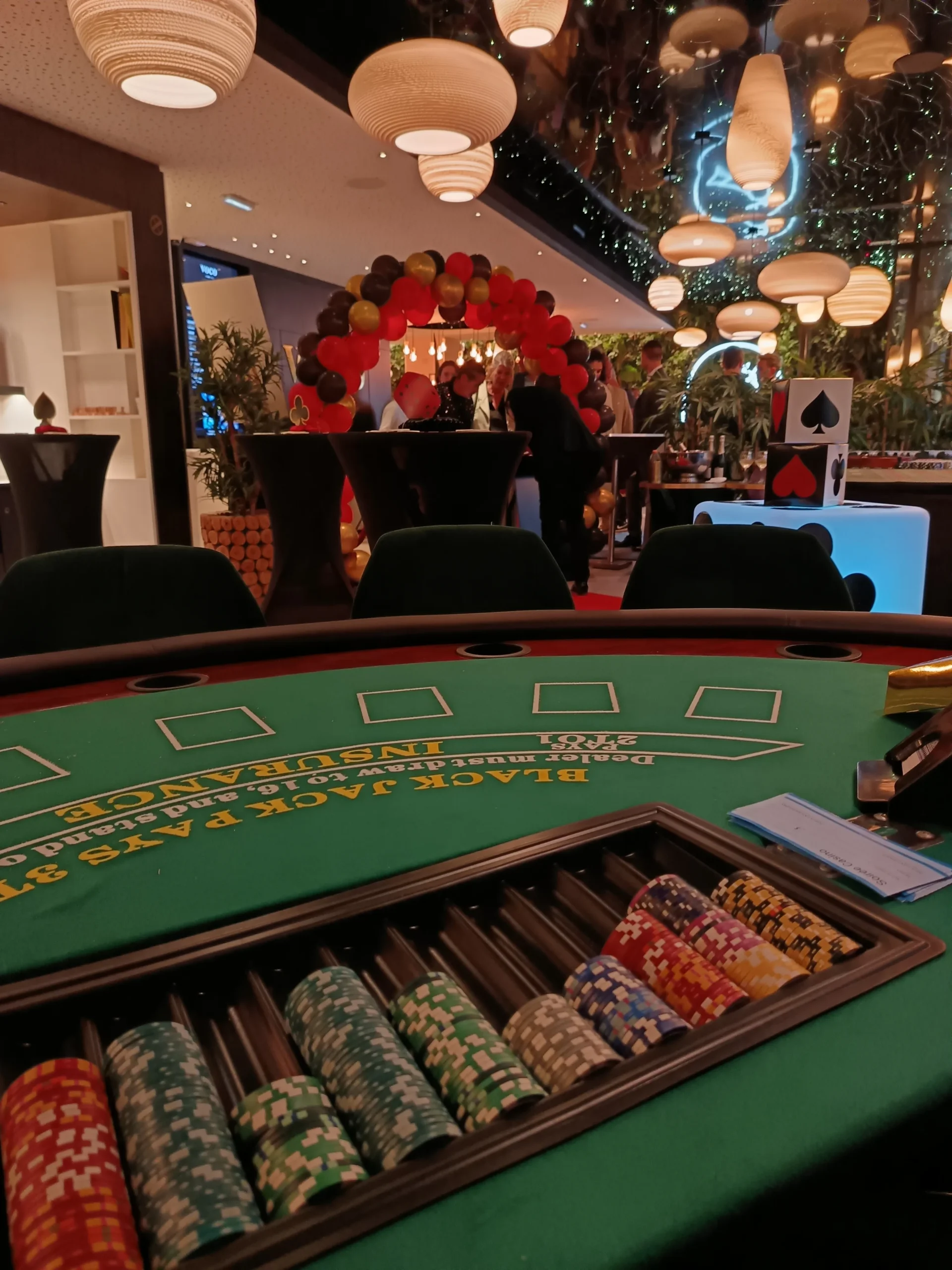 Corporate wine casino in Laval with an evening view of the Rivière des Mille-Îles · INNOV'events event planning