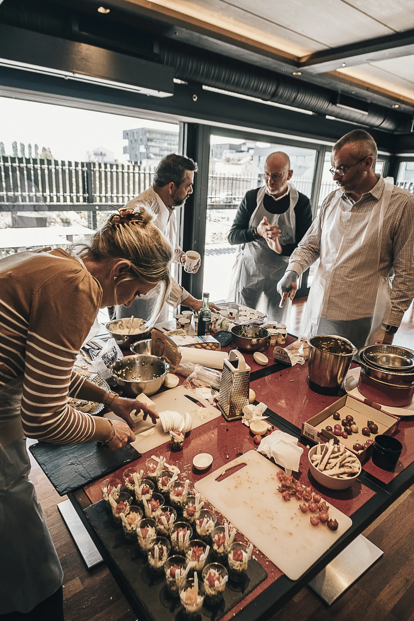 Collaborative gastronomic discovery culinary workshop in Laval, teams cooking regional recipes together · INNOV'events