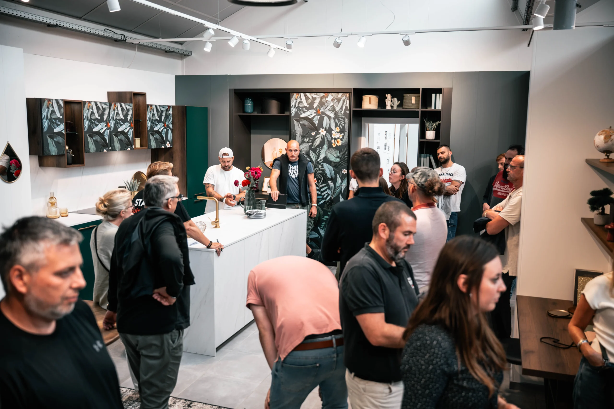 cuisine moléculaire Montréal animateur présentant la technique de l'azote liquide à un groupe de 40 personnes · INNOV'events