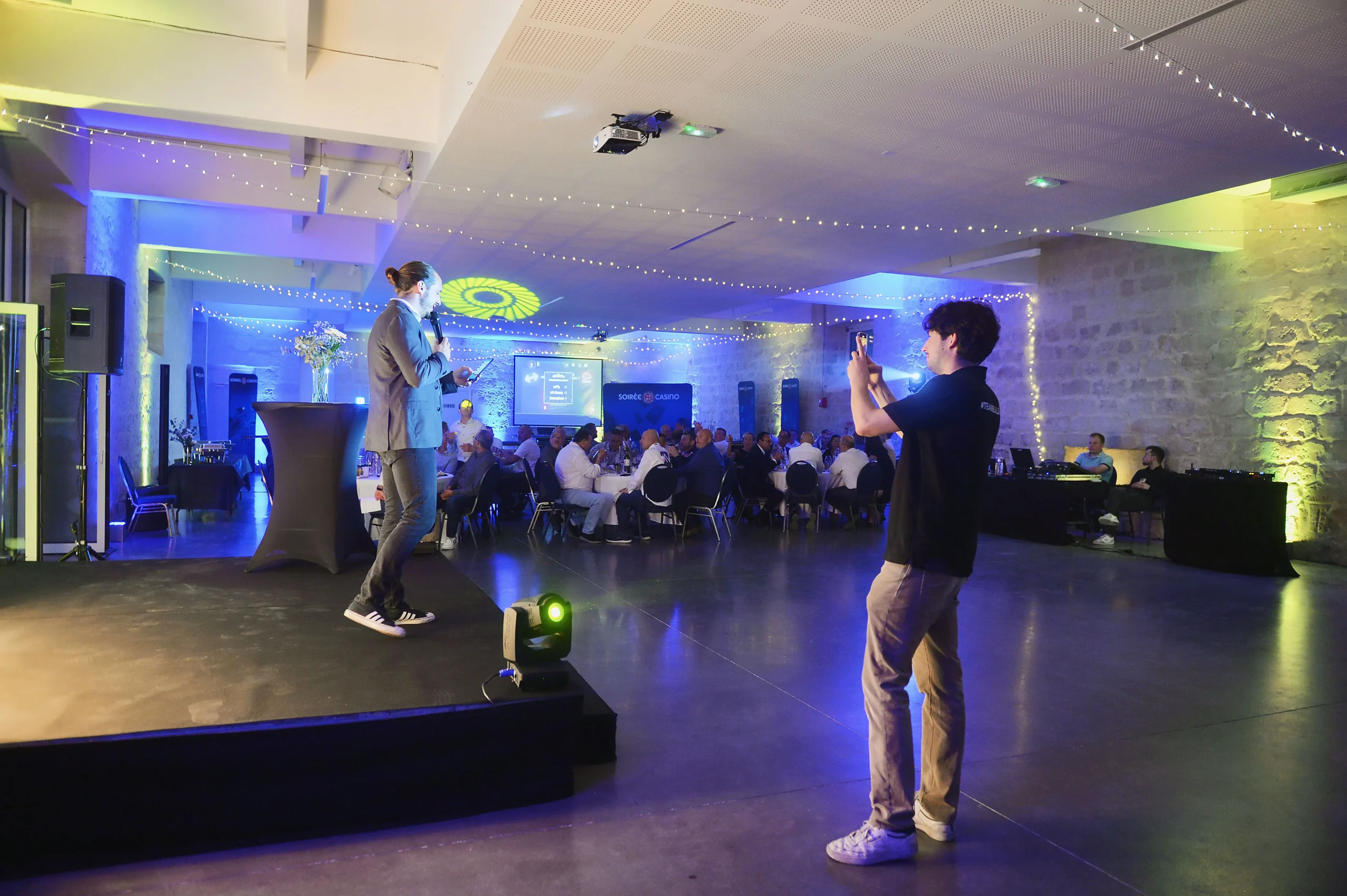 Scénographie corporative Laval structure lumineuse Centropolis · INNOV'events organisation d'événements