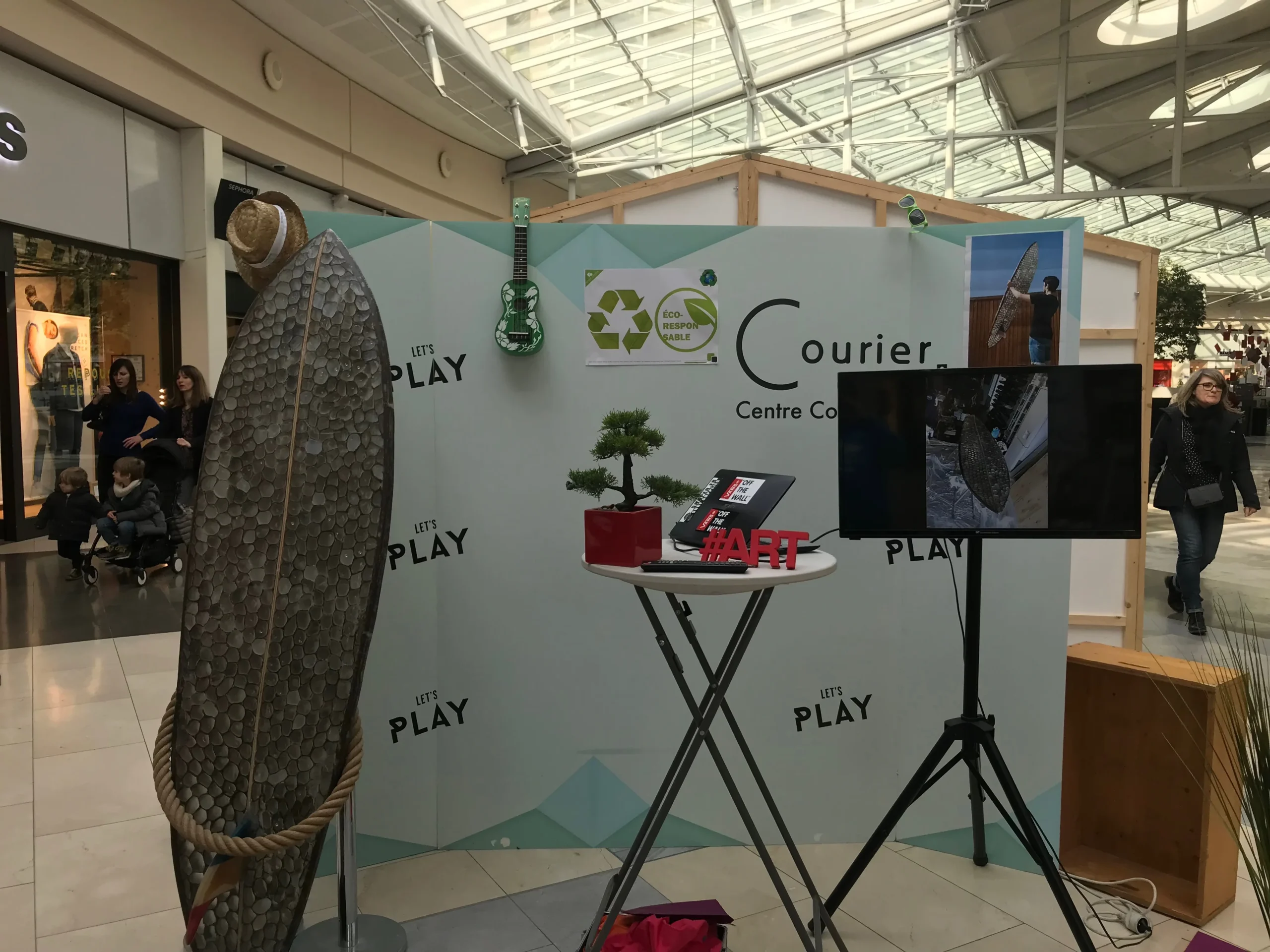 Corporate photobooth in Montreal, employees at a staffed booth during a B2B trade show · INNOV'events