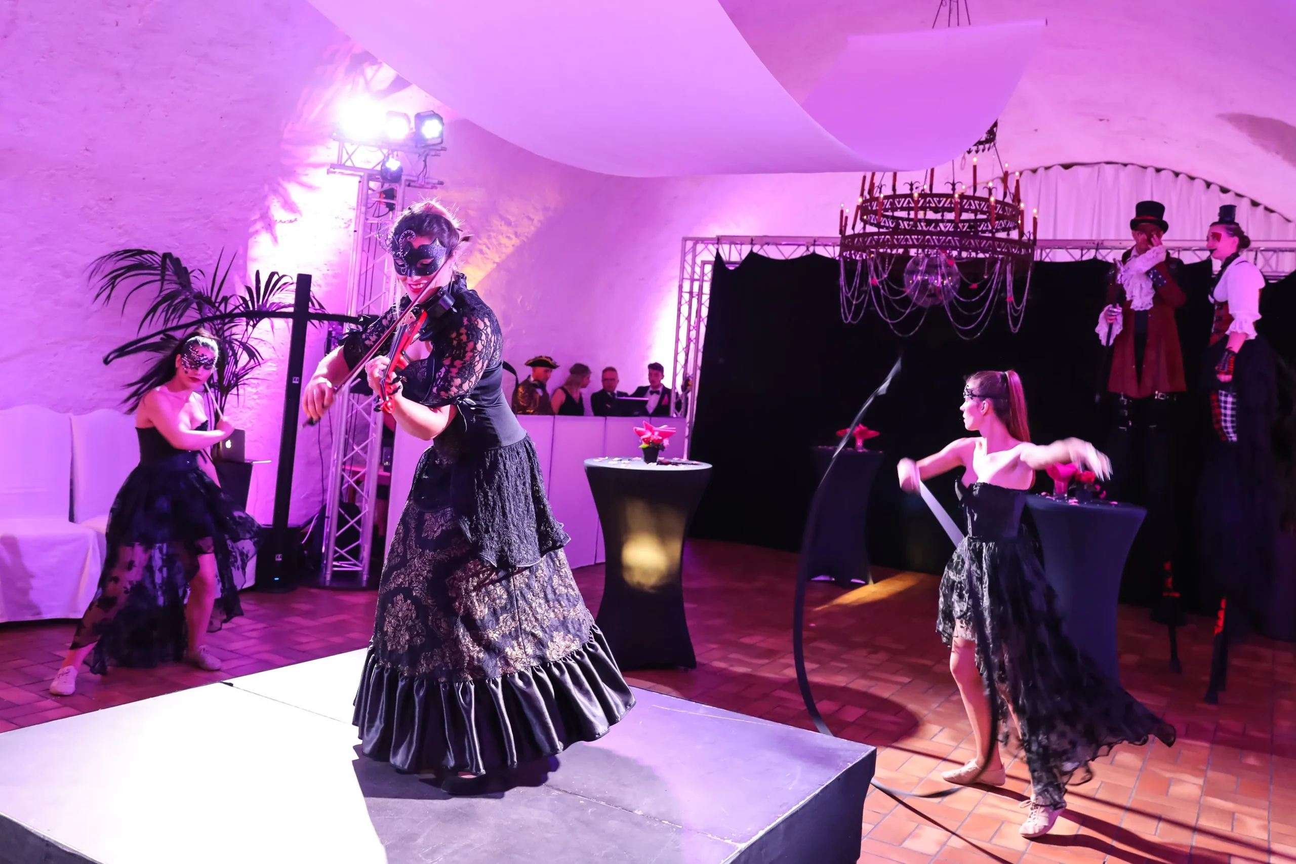 Gala with performers corporate show Laval lit stage Sheraton ballroom · INNOV'events