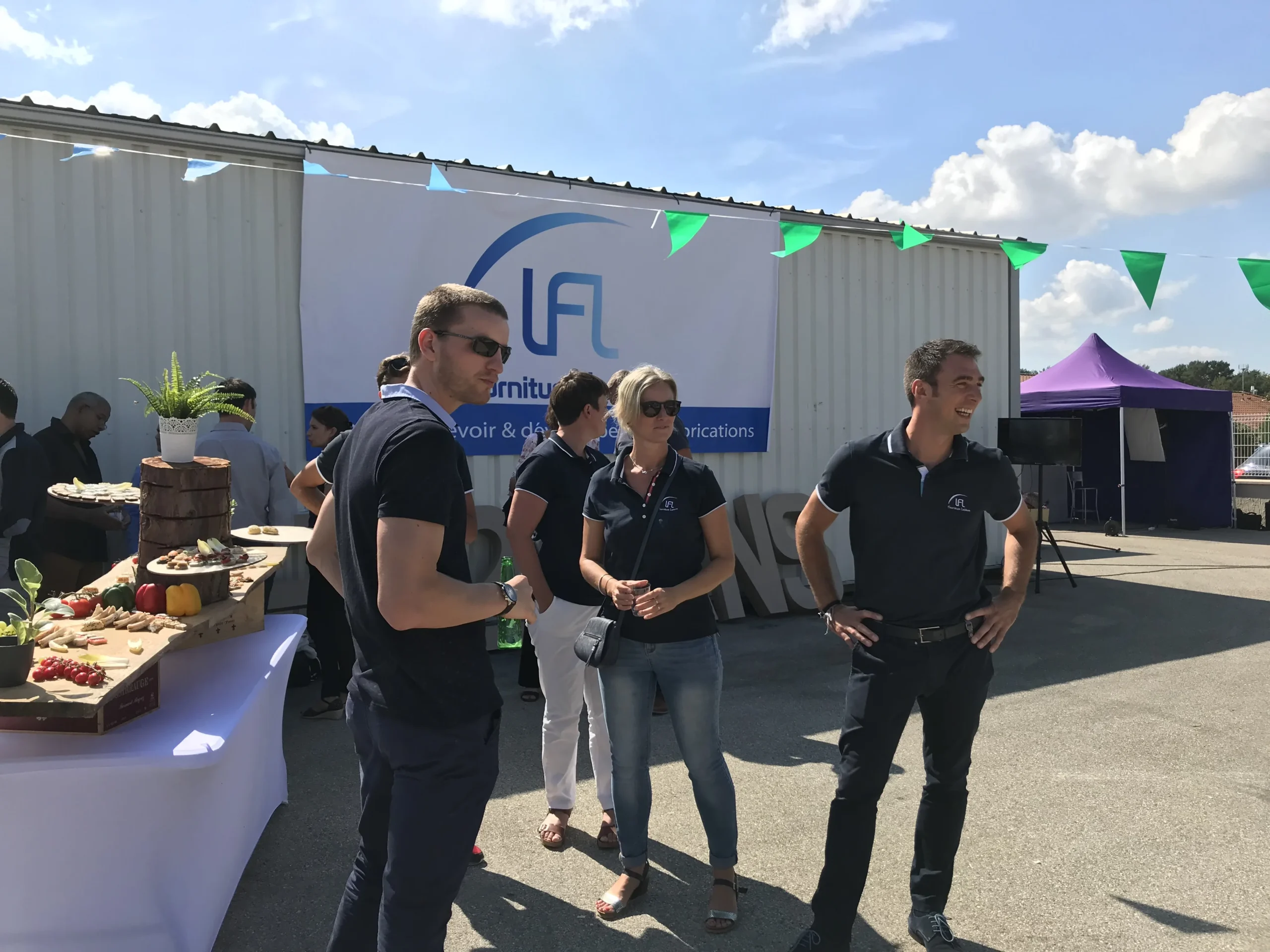 ouverture officielle Laval dévoilement de plaque avec dirigeants devant façade · INNOV'events
