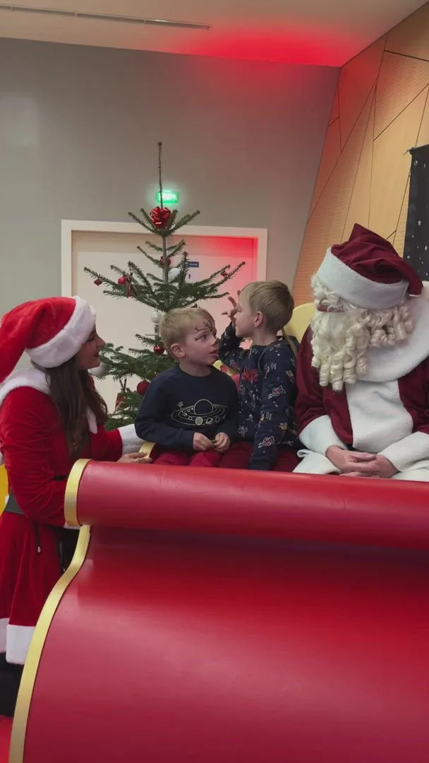 Père Noël Trois-Rivières salle décorée fleuve Saint-Laurent en arrière-plan · INNOV'events