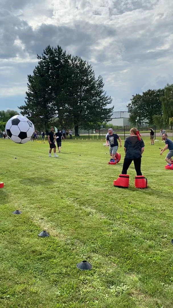 Défi sportif · Jeux géants Québec groupes en compétition remparts Vieux-Québec · INNOV'events