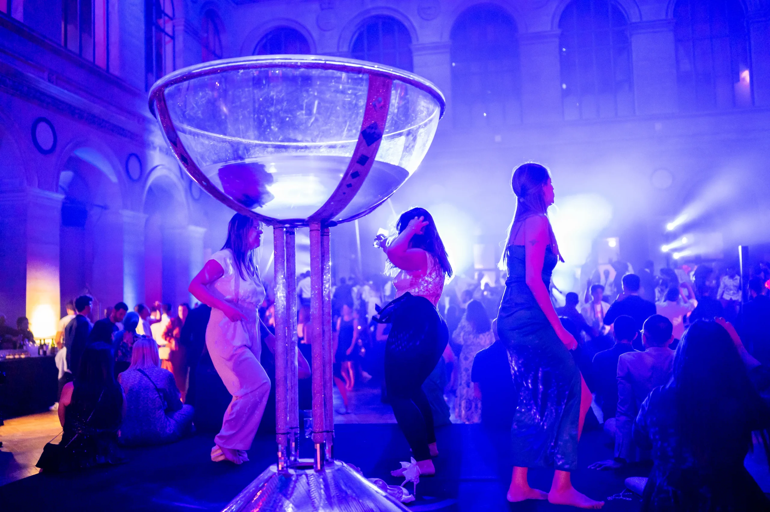 Halloween in Laval decorated event hall with pumpkins and lighting, costumed employee group · INNOV'events