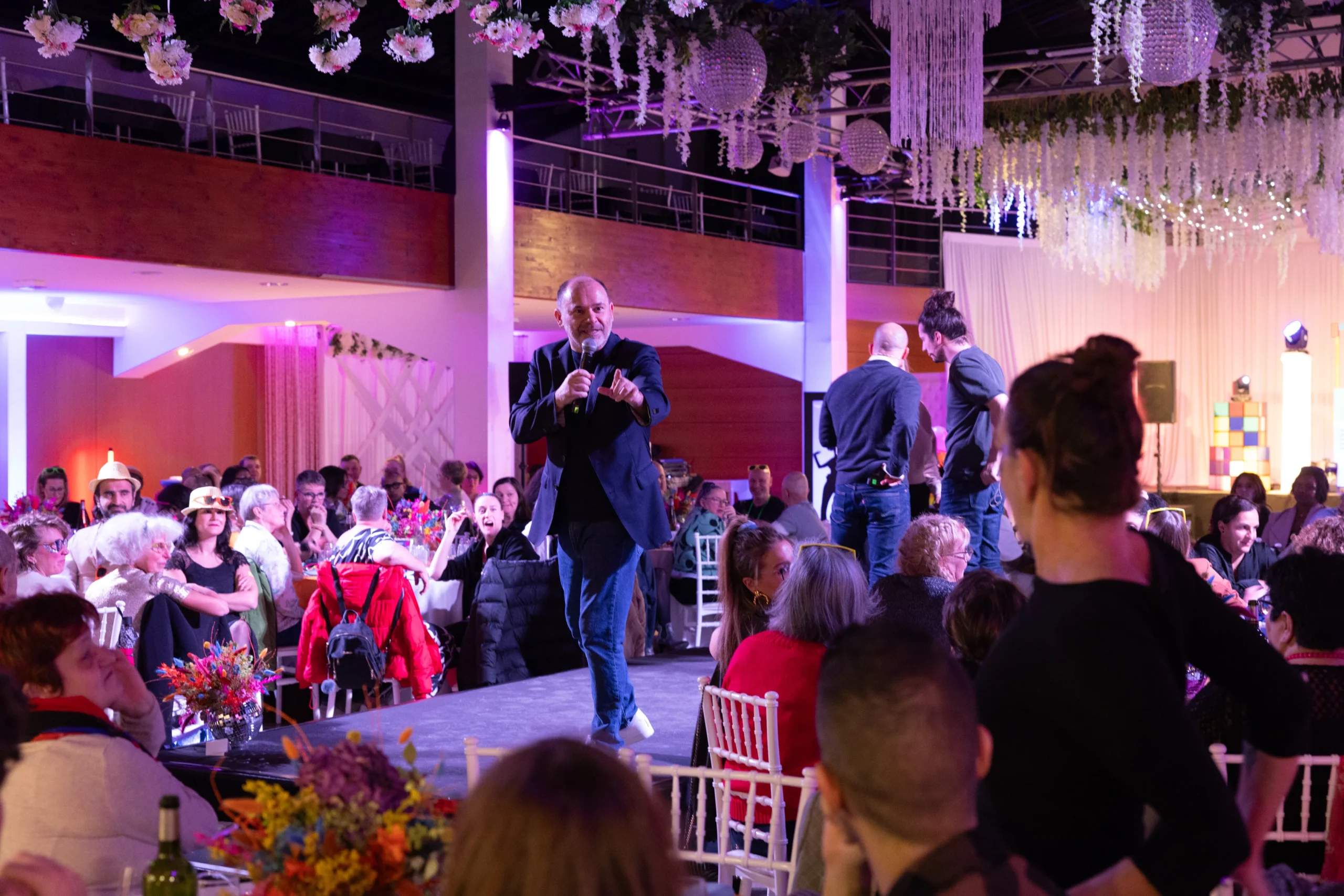 Room dressing event décor Quebec lighting and corporate banners · INNOV'events