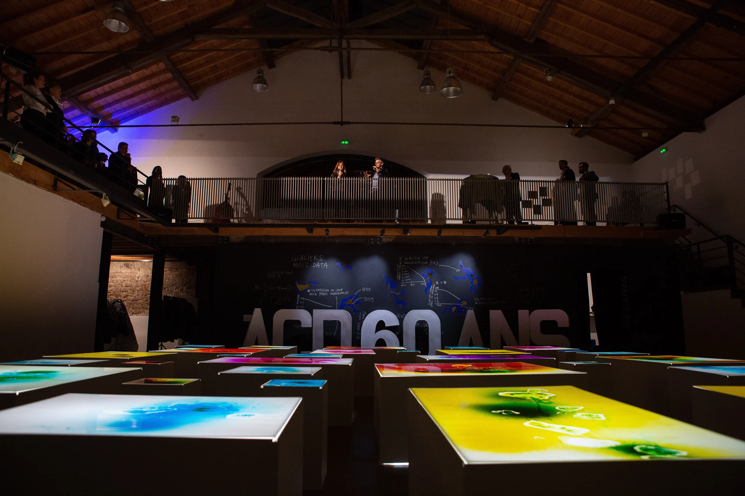Corporate anniversary in Quebec gala room in Vieux-Montréal with festive lighting · INNOV'events