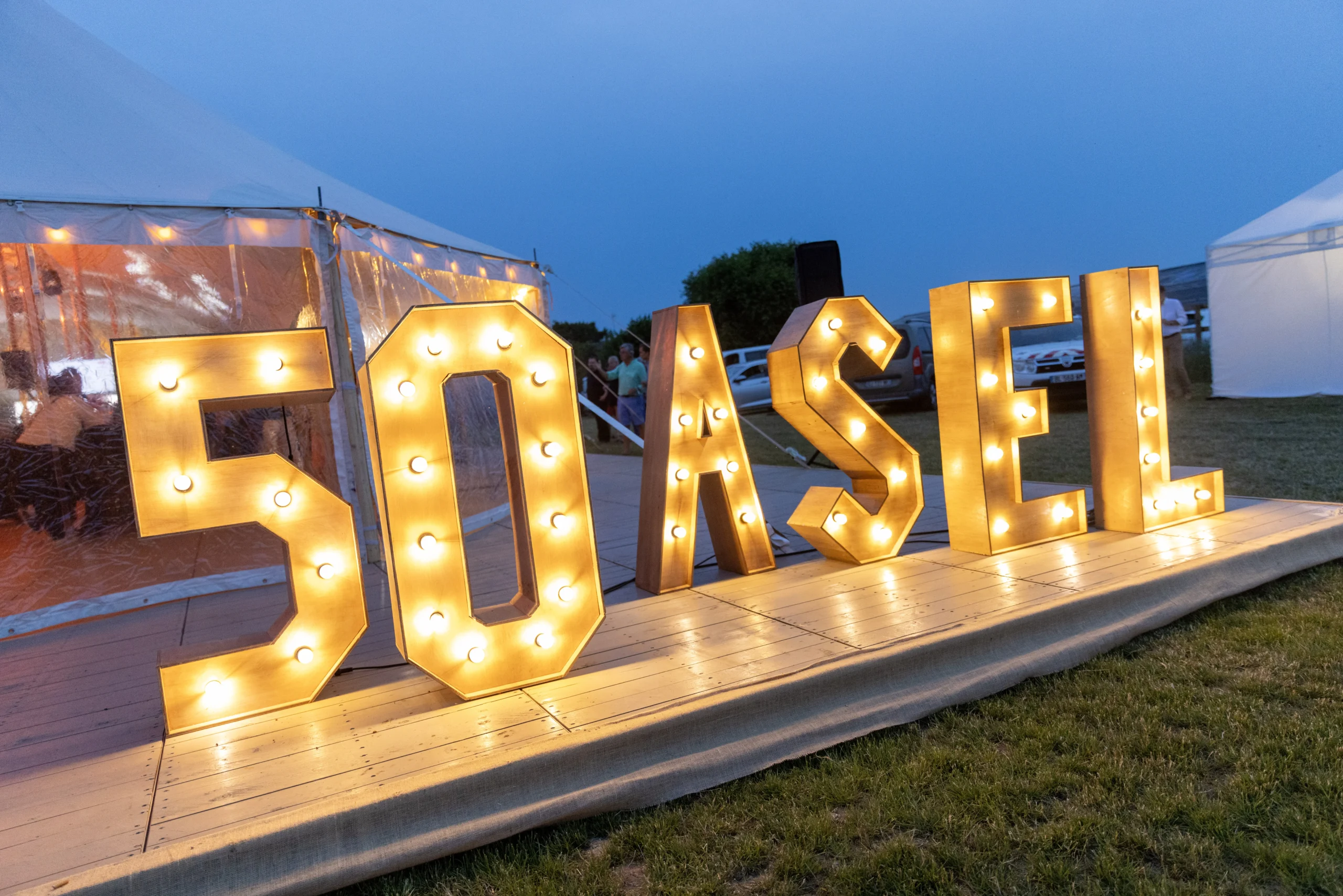 Light mapping in Laval illuminated Cosmodôme facade at a corporate evening · INNOV'events event planning