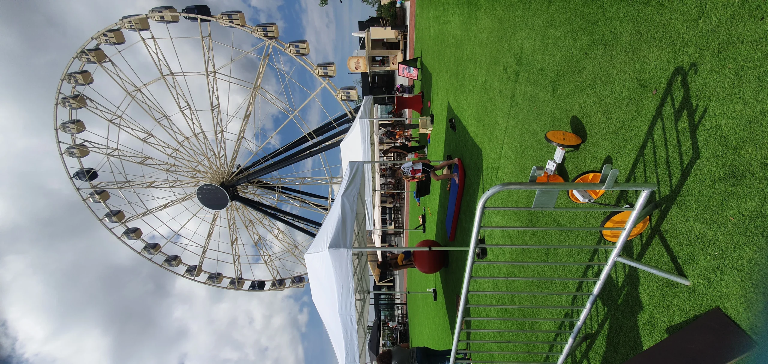 Inflatable games in Quebec with corporate teams competing at Vieux-Port · INNOV'events