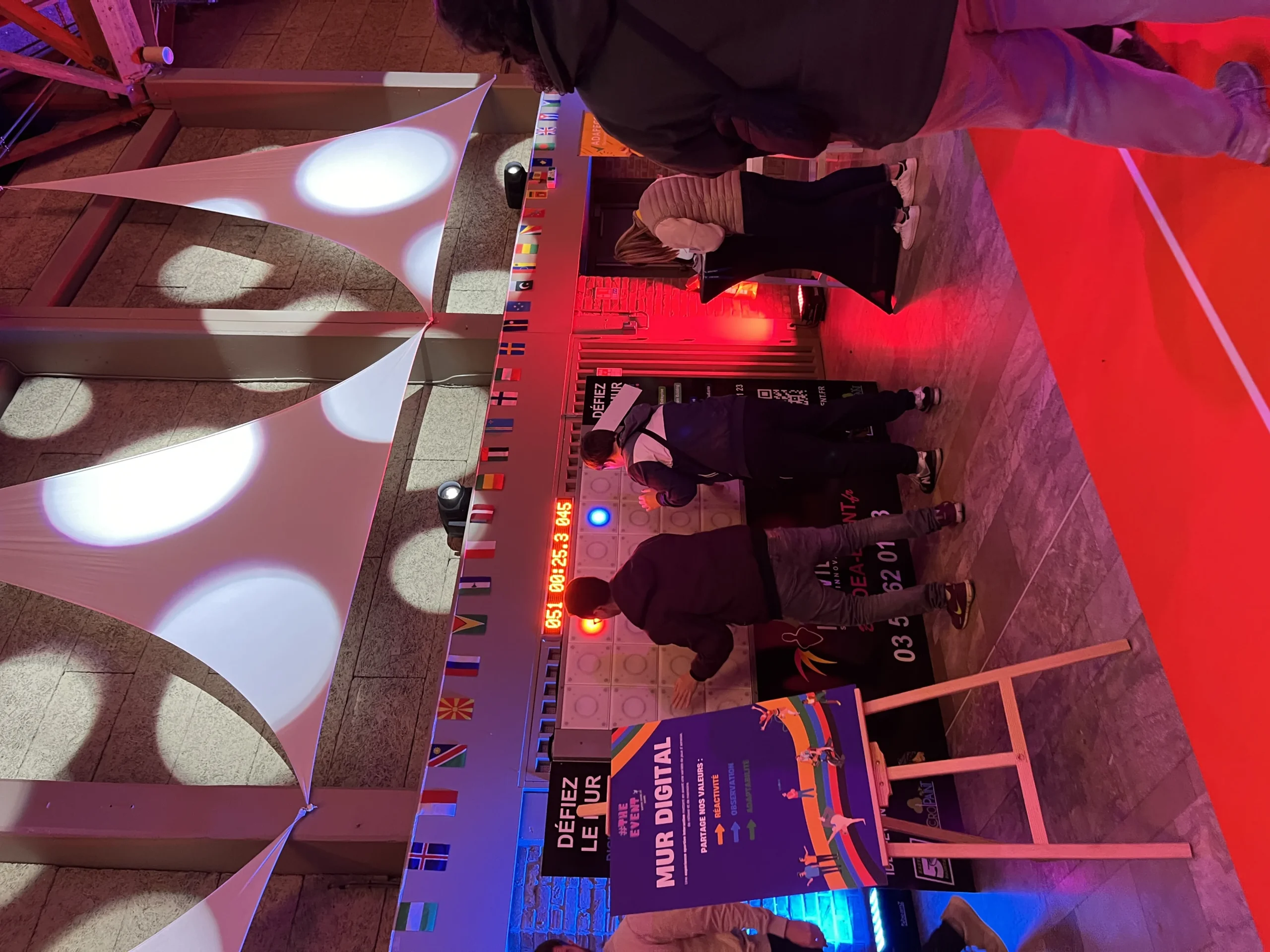 Jeux d'arcade Trois-Rivières groupe en salle le long du Saint-Laurent · INNOV'events