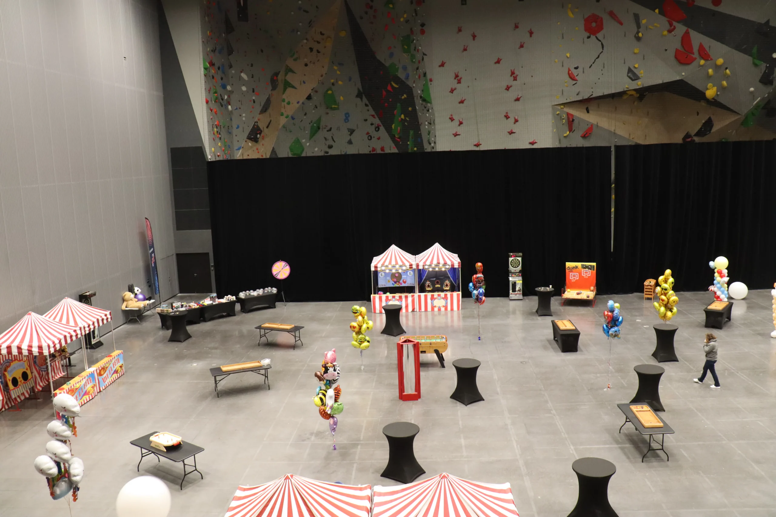 Corporate carnival evening Montreal colourful lighting in indoor hall · INNOV'events