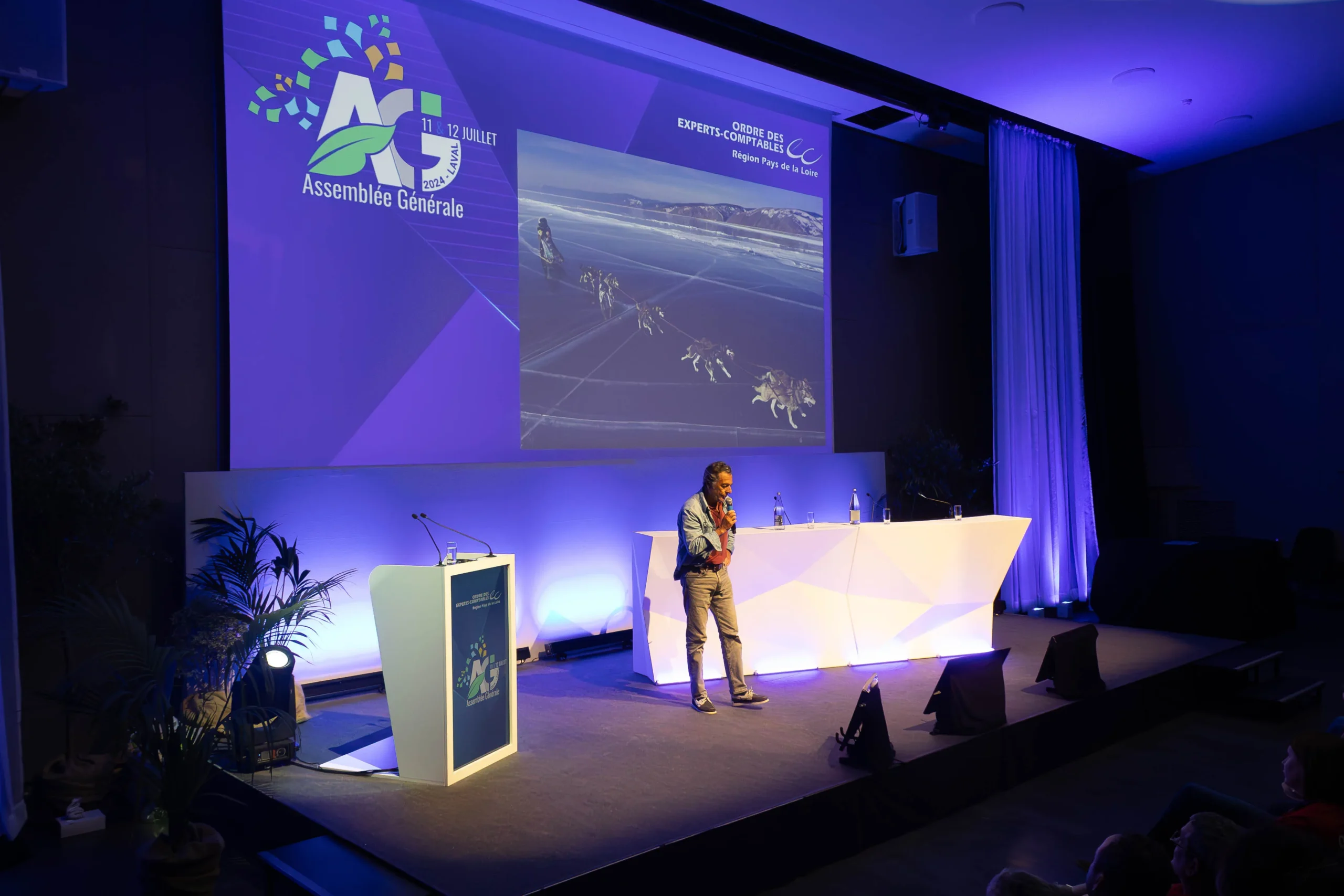 Corporate convention Laval modern reception hall scenic lighting · INNOV'events event management