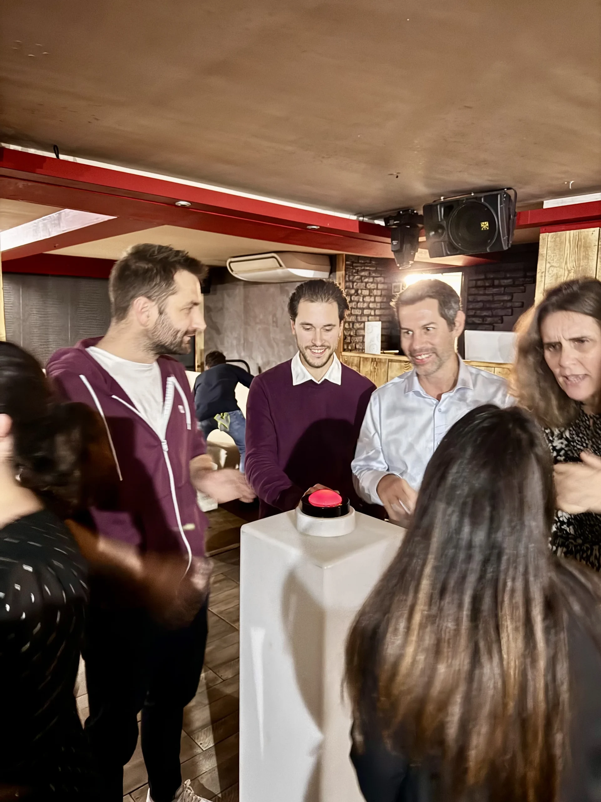Interactive quiz in Quebec, participants using buzzers and live scoreboard · INNOV'events