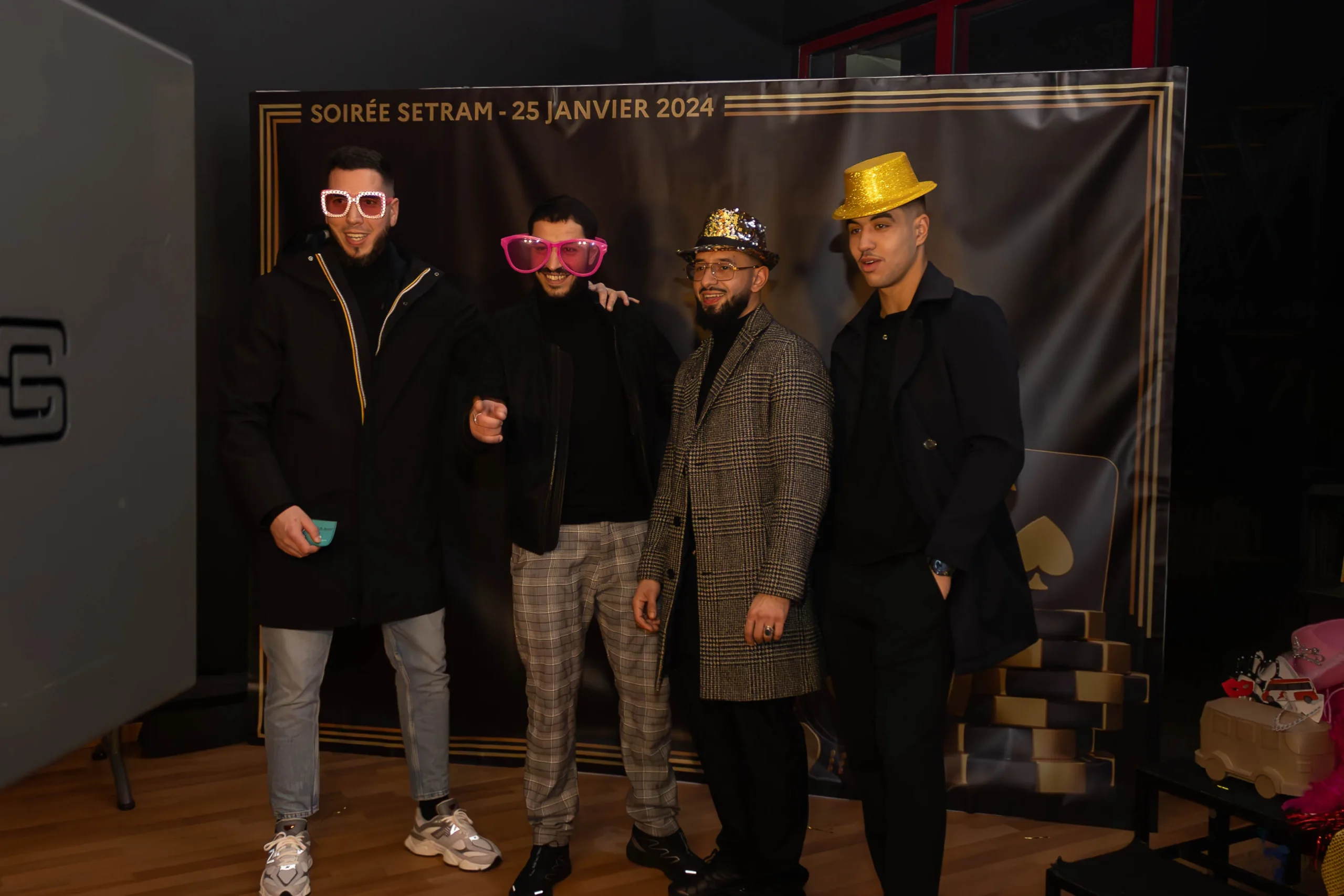 Corporate photo activity Montreal evening Quartier des spectacles · INNOV'events