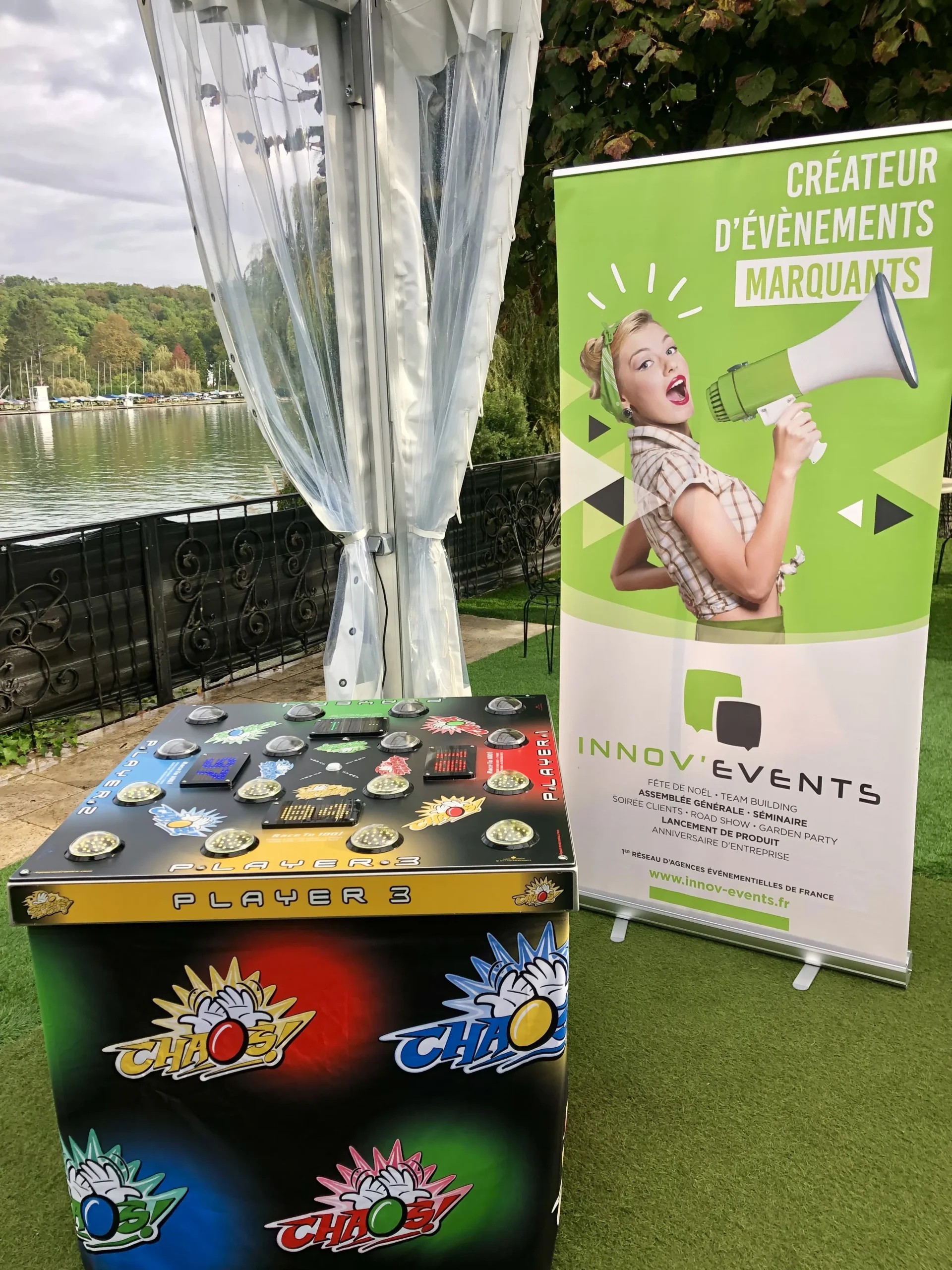 Arcade games Vieux-Port Quebec lights and screens employees in action · INNOV'events event management